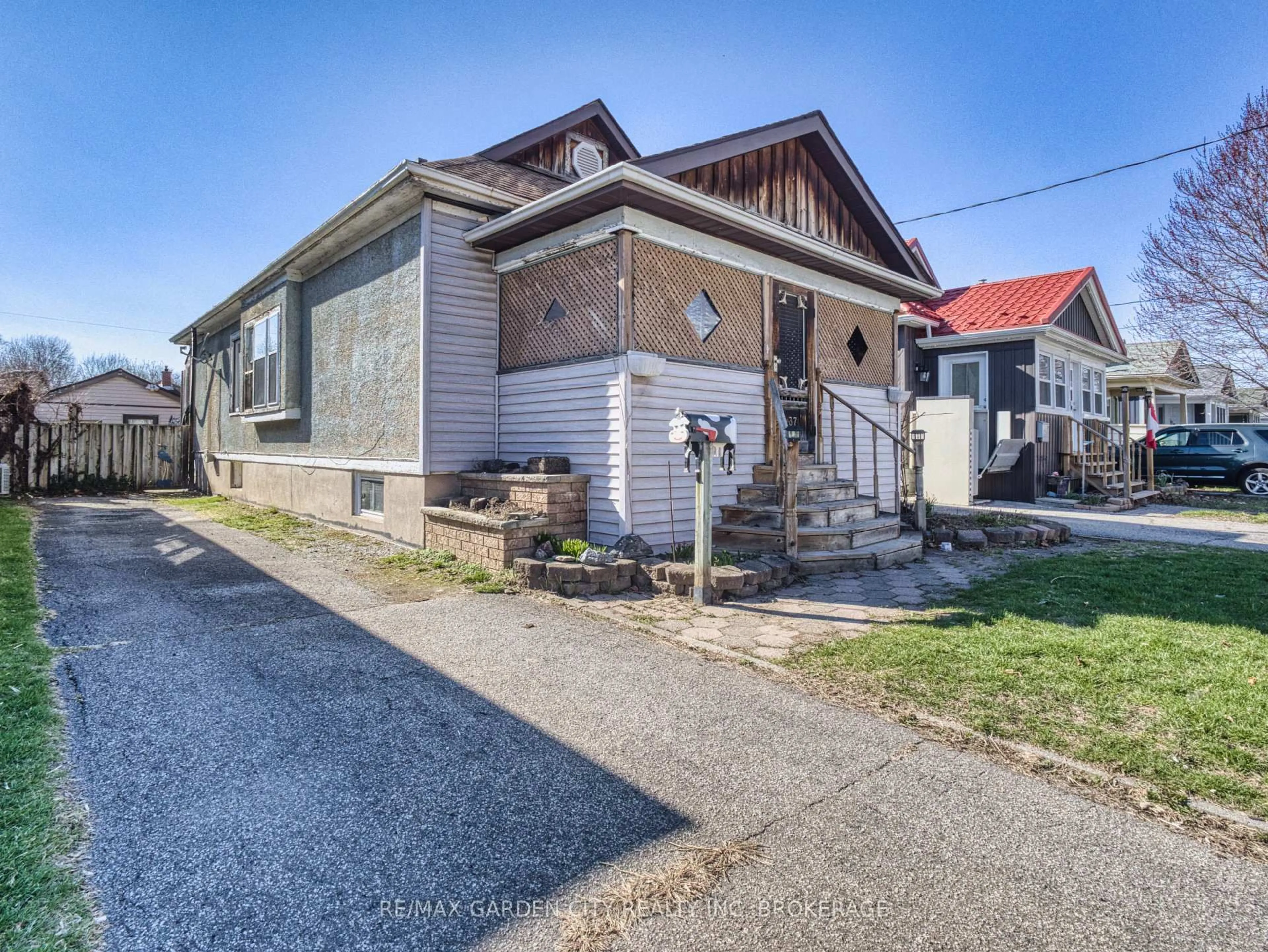 Unknown for 37 KERNAHAN St, St. Catharines Ontario L2R 4T1