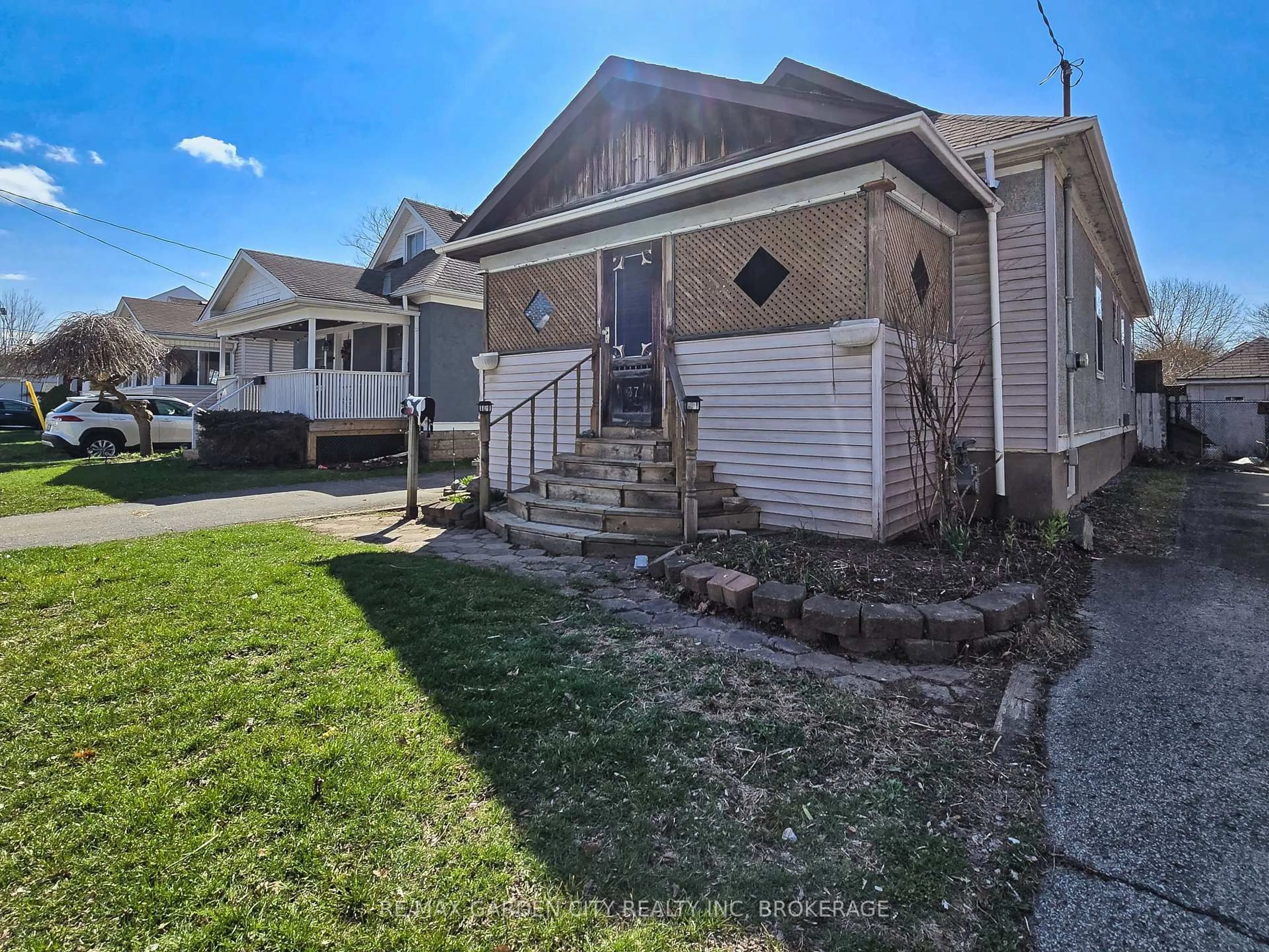 Unknown for 37 KERNAHAN St, St. Catharines Ontario L2R 4T1