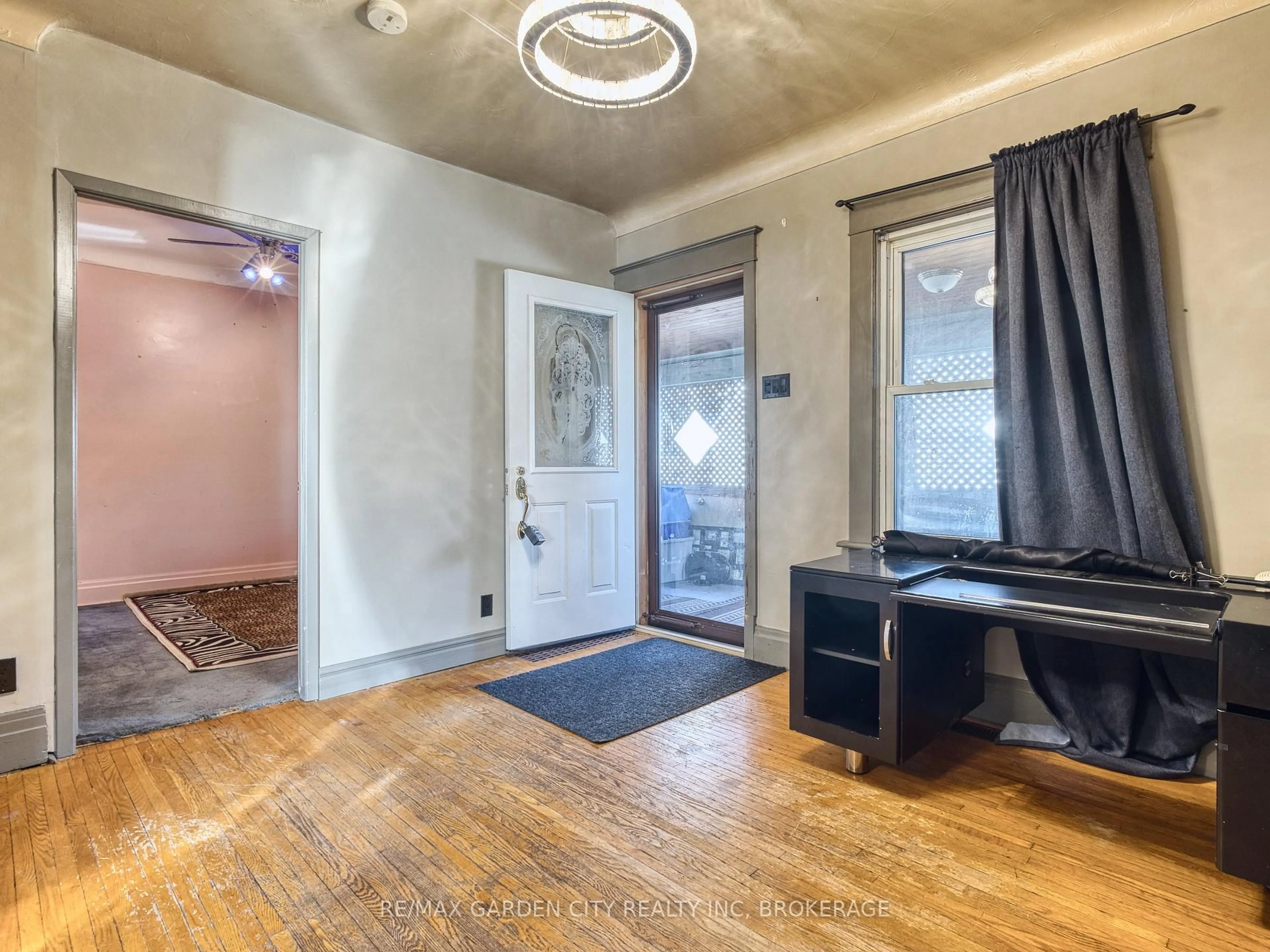 Indoor entryway for 37 KERNAHAN St, St. Catharines Ontario L2R 4T1