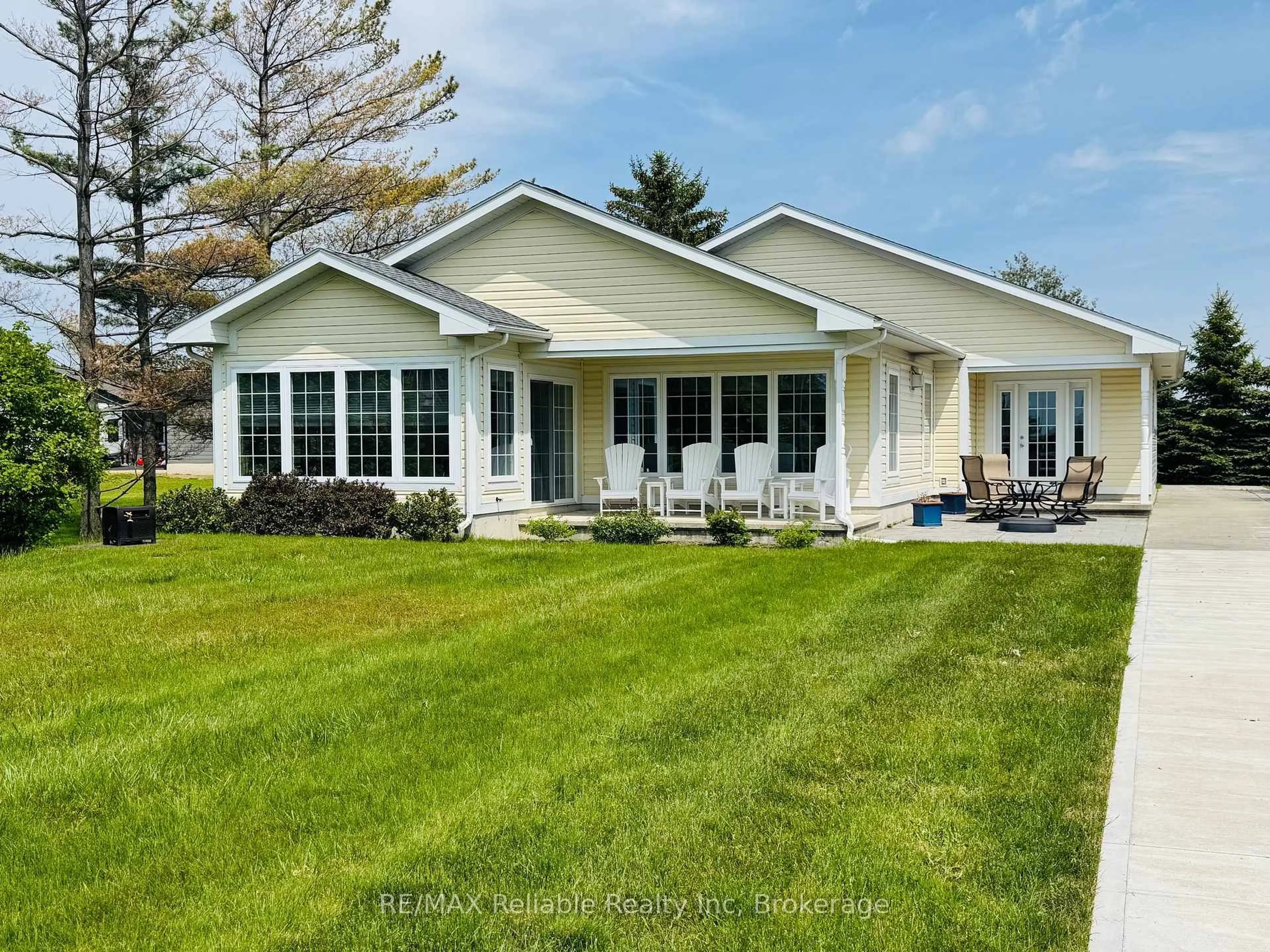 Home with vinyl exterior material, water/lake/river/ocean view for 74318 Homestead Heights Dr, Bluewater Ontario N0M 2T0