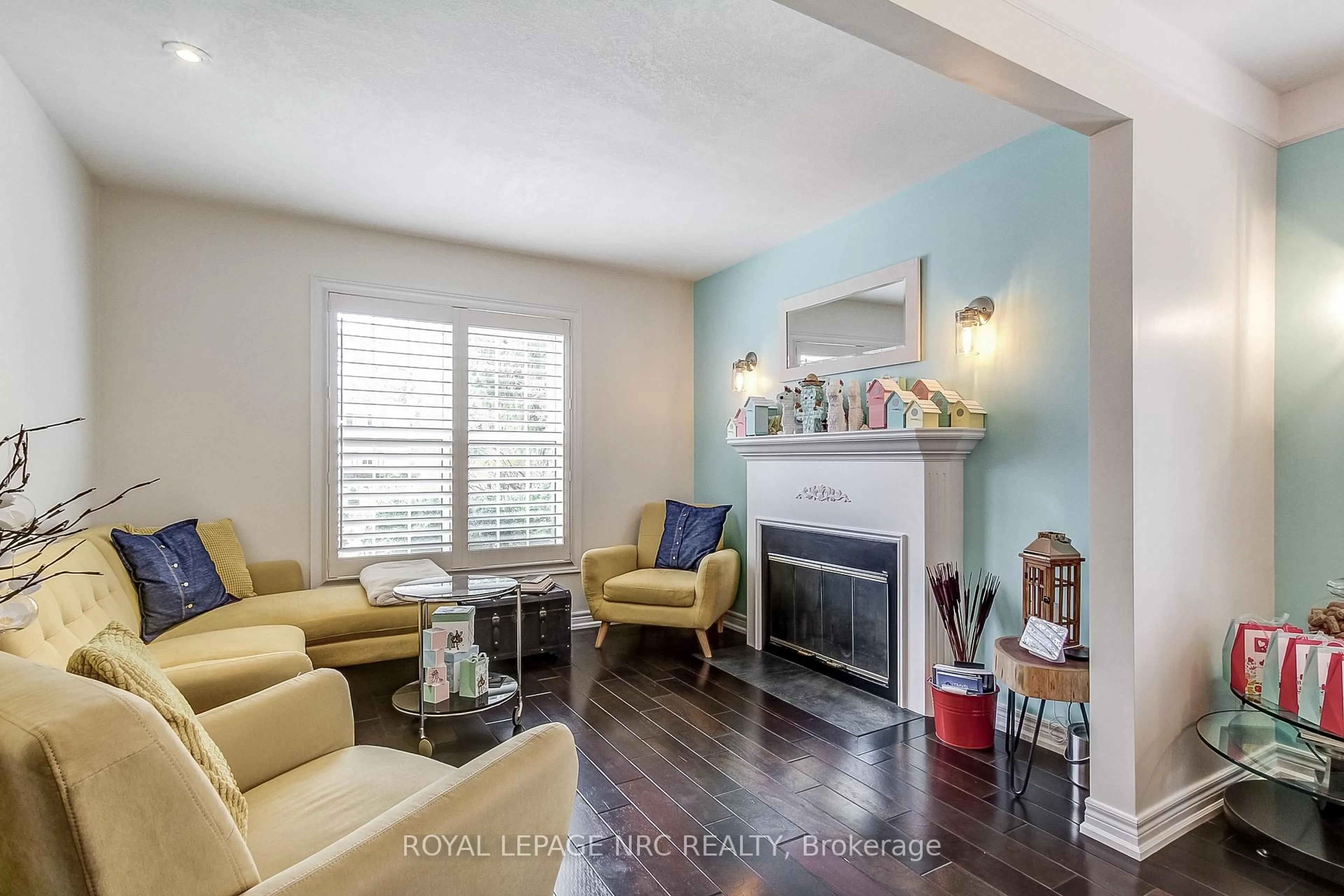 Living room with furniture, wood/laminate floor for 330 Gate St, Niagara-on-the-Lake Ontario L0S 1J0