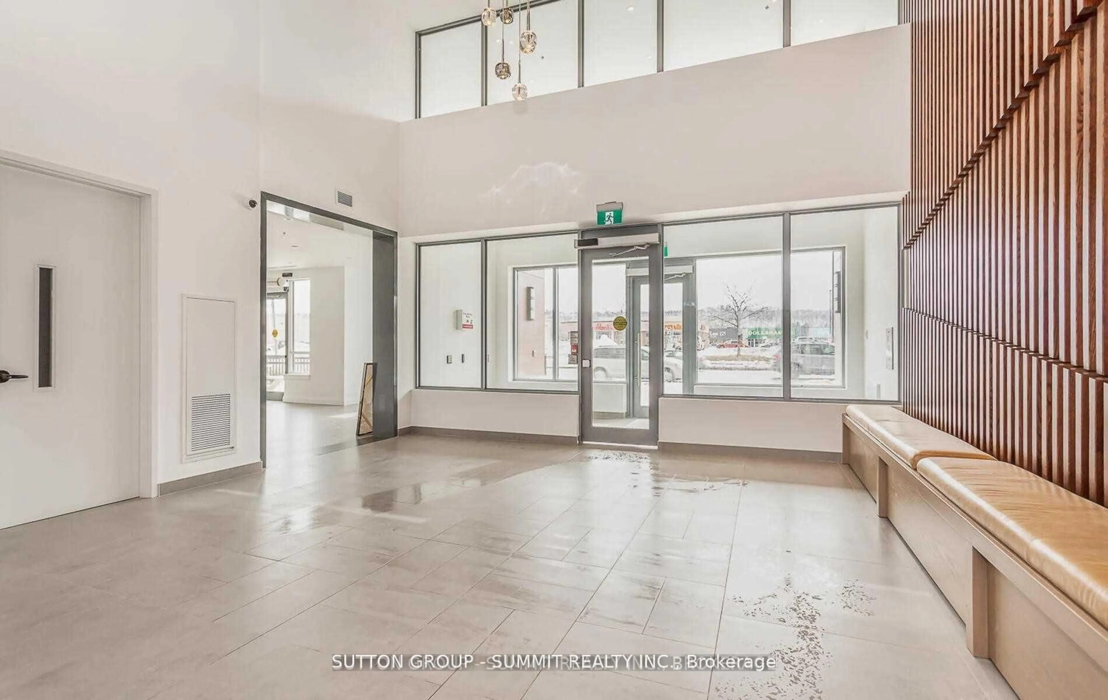 Indoor foyer for 121 Hamilton Region R8 Rd #614, Hamilton Ontario L8G 1C1