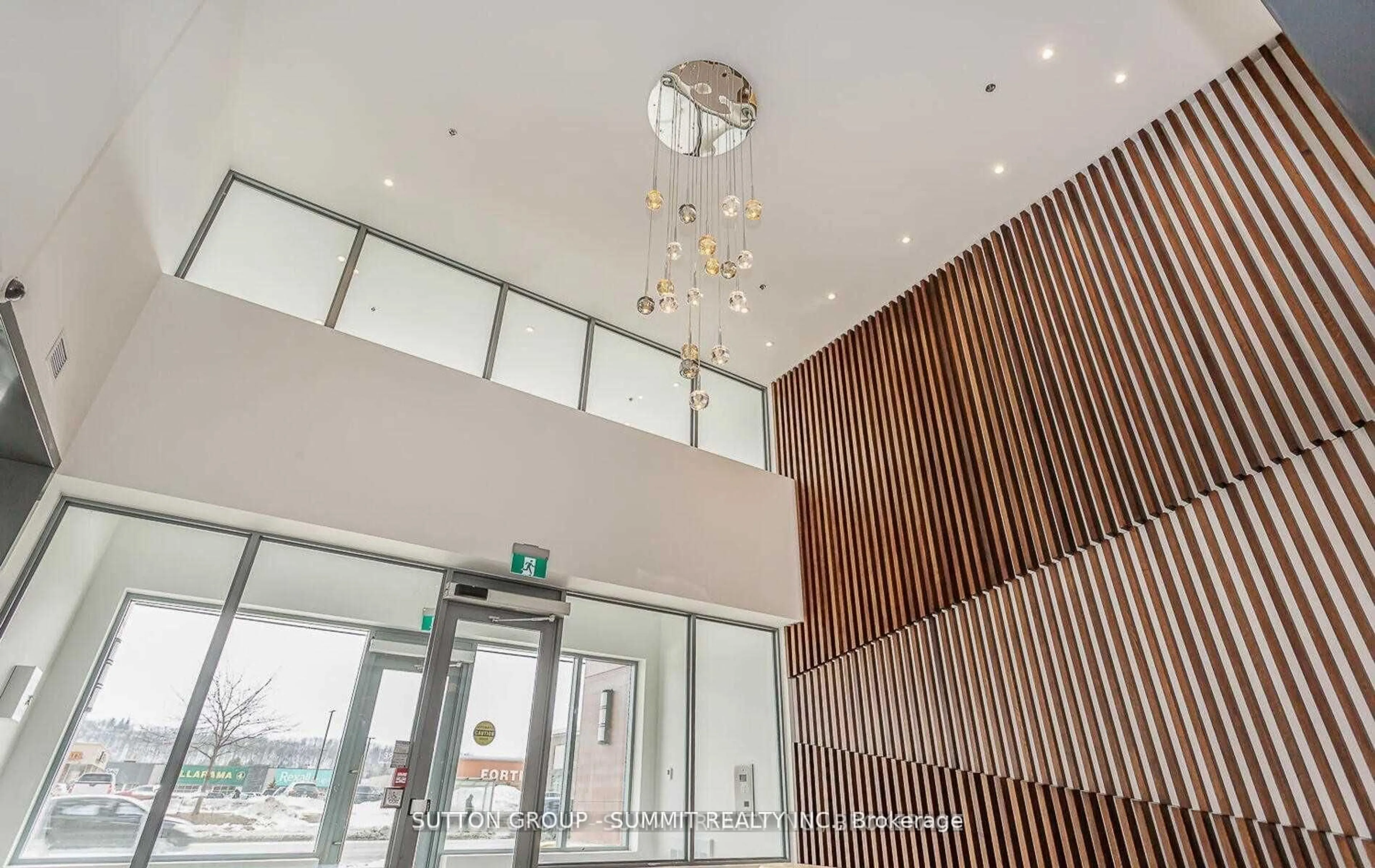 Indoor foyer for 121 Hamilton Region R8 Rd #614, Hamilton Ontario L8G 1C1