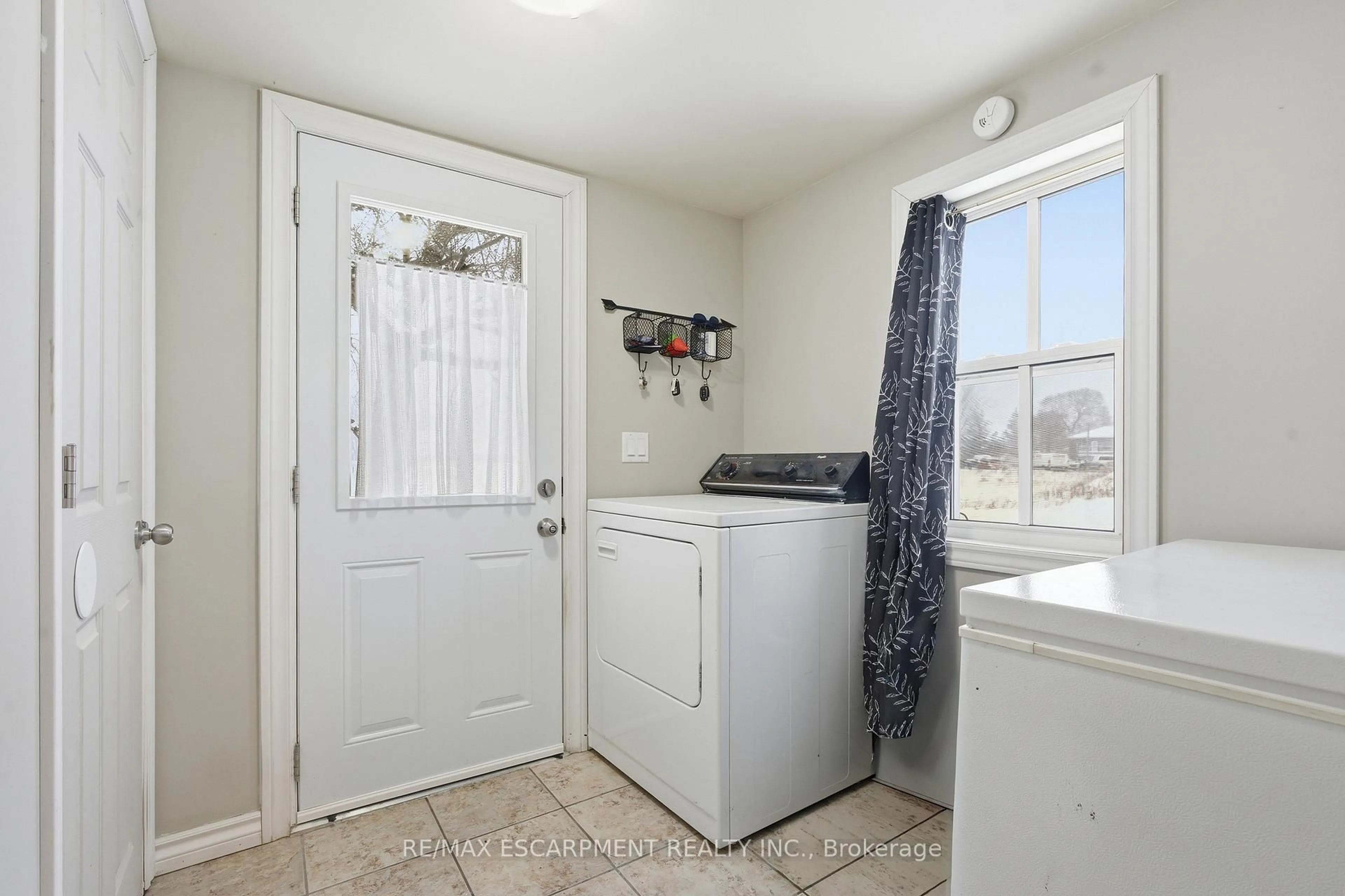 Laundry room for 43 Main St, Haldimand Ontario N0A 1H0