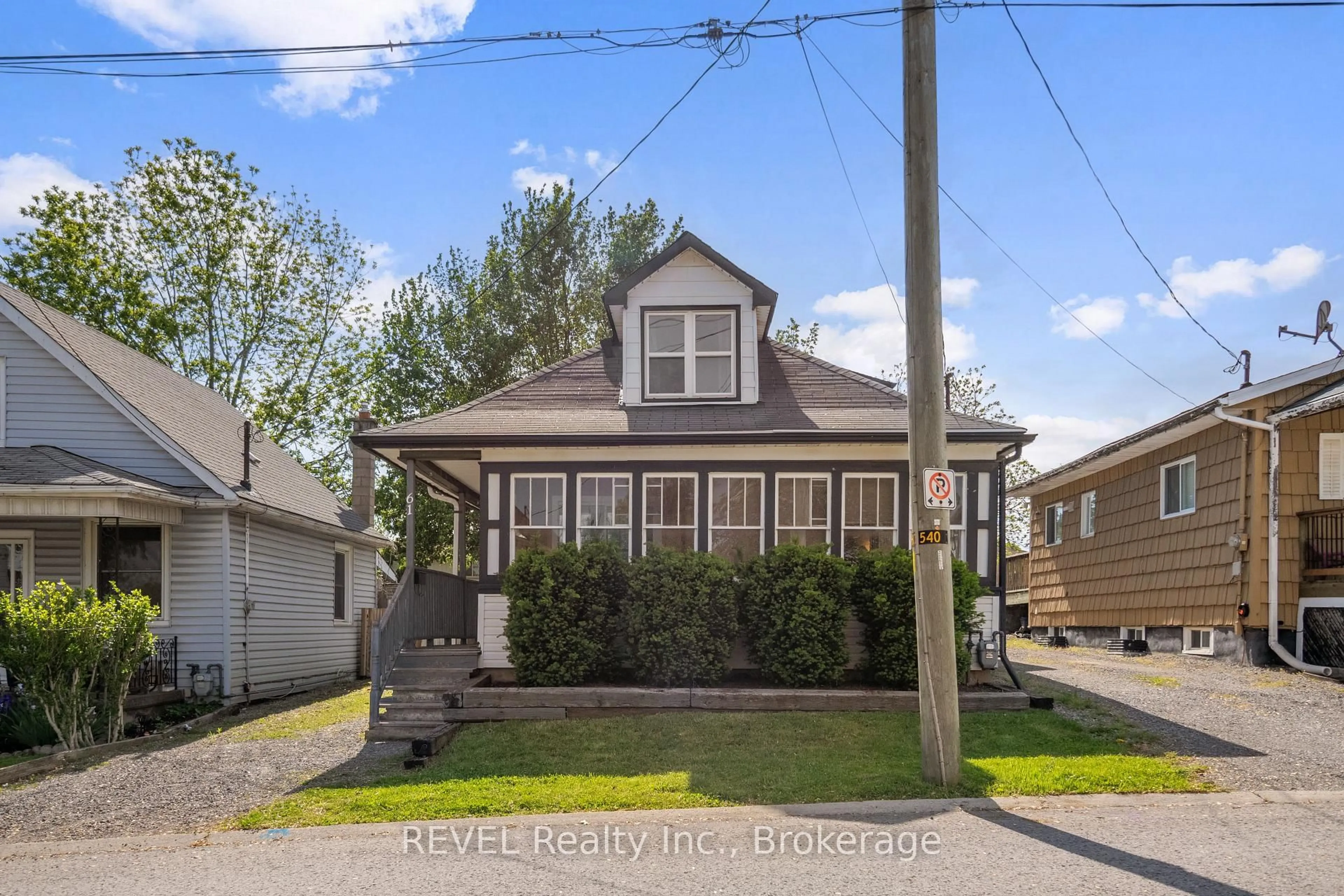 Home with vinyl exterior material, street for 61 Patricia St, Thorold Ontario L2V 3V9