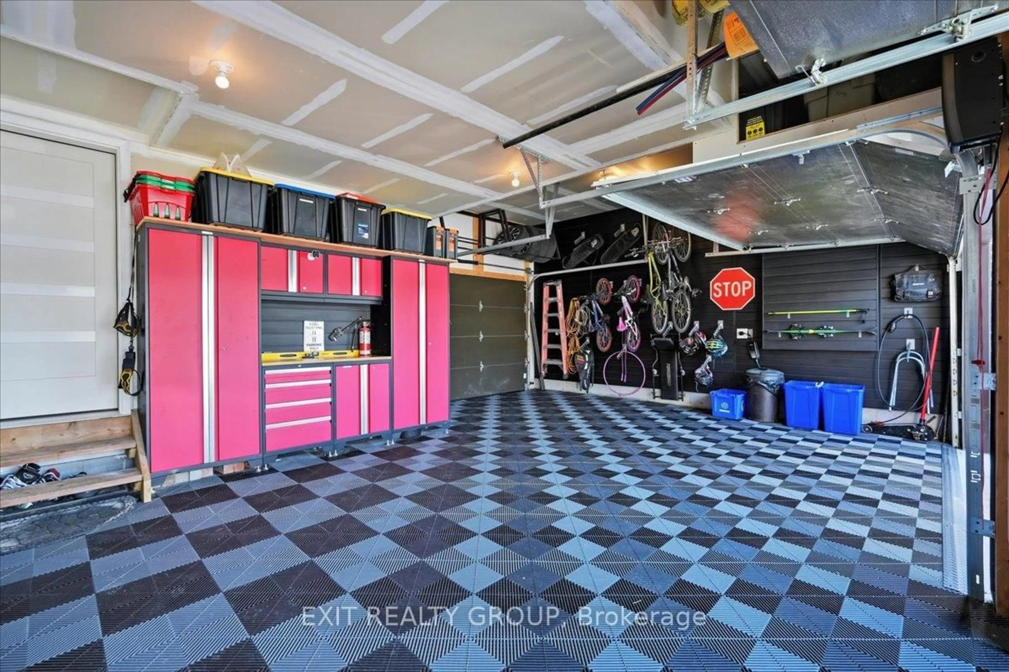 Indoor garage for 106 Ledgerock Crt, Quinte West Ontario K8R 0A1