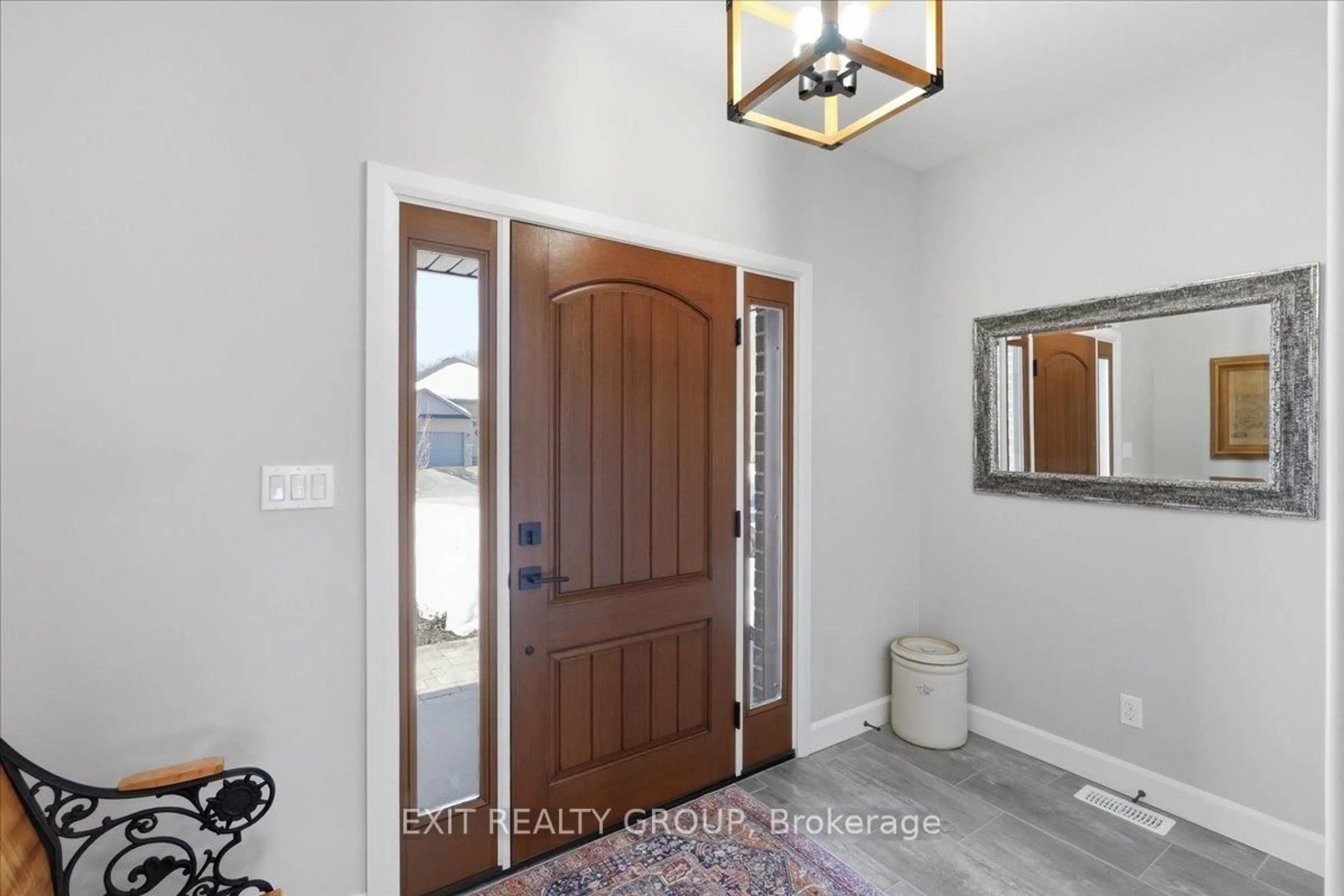 Indoor entryway for 106 Ledgerock Crt, Quinte West Ontario K8R 0A1