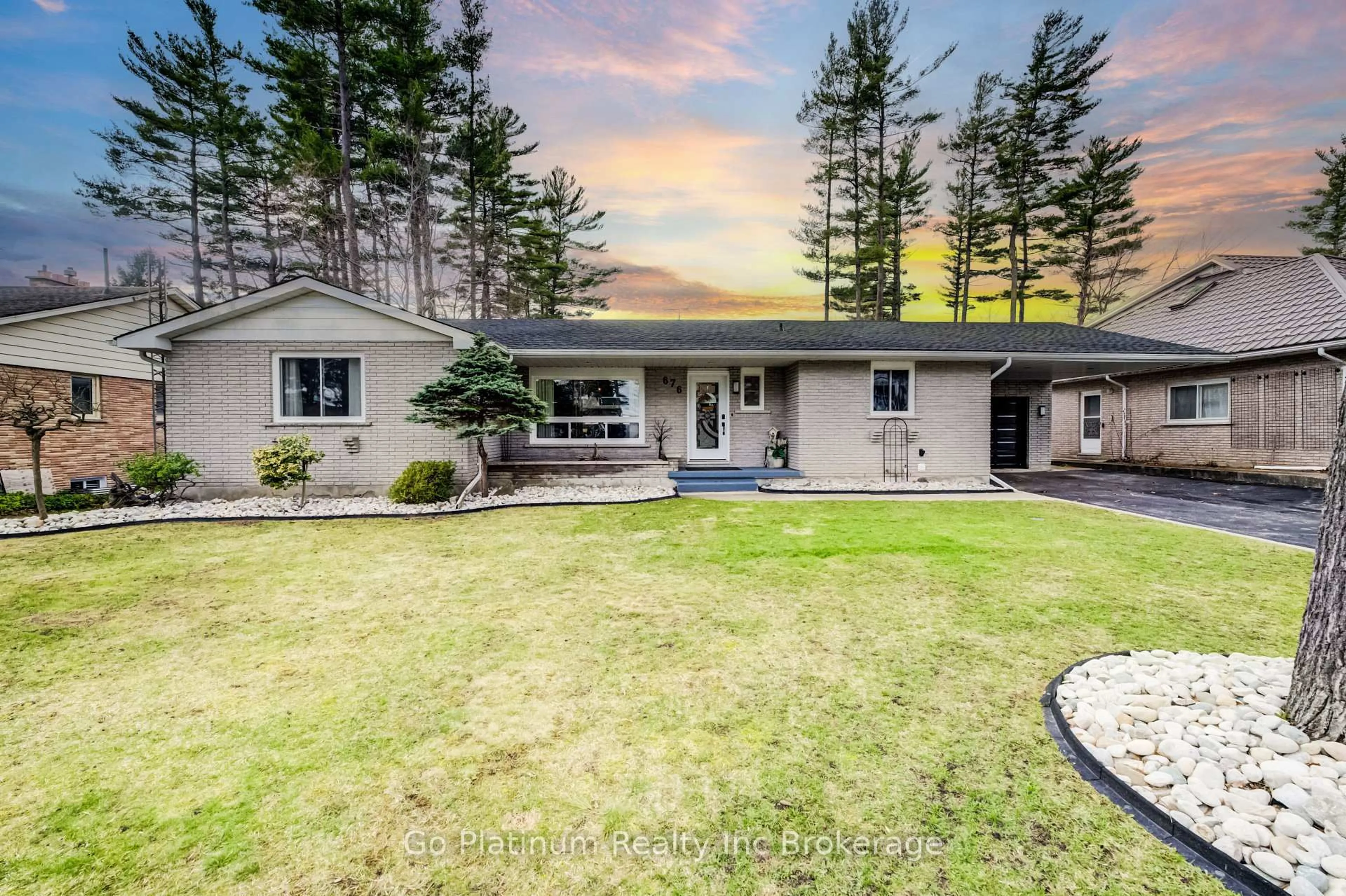 A pic from outside/outdoor area/front of a property/back of a property/a pic from drone, mountain view for 676 Peel St, Norfolk Ontario N4B 2H1