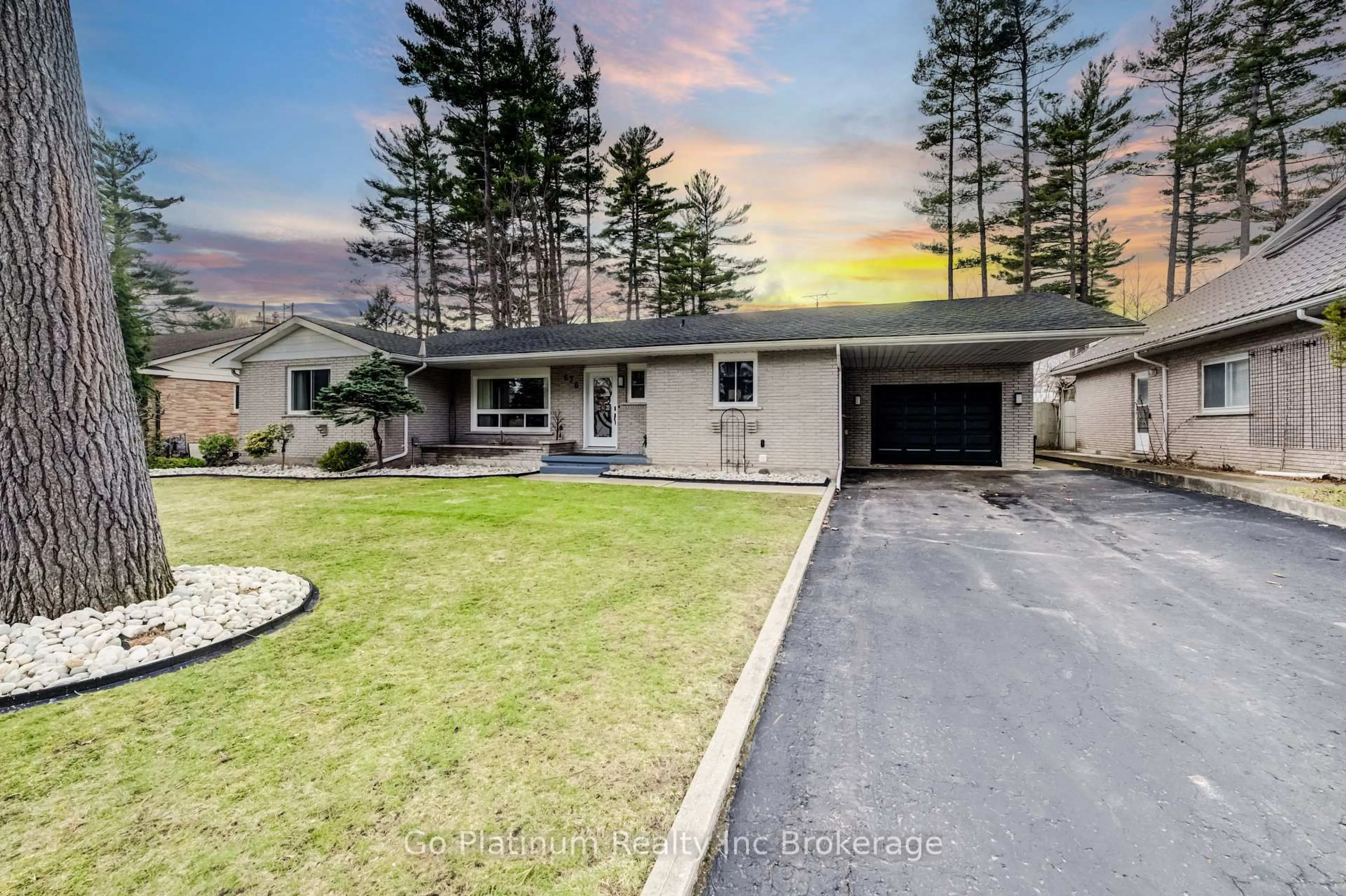 A pic from outside/outdoor area/front of a property/back of a property/a pic from drone, street for 676 Peel St, Norfolk Ontario N4B 2H1