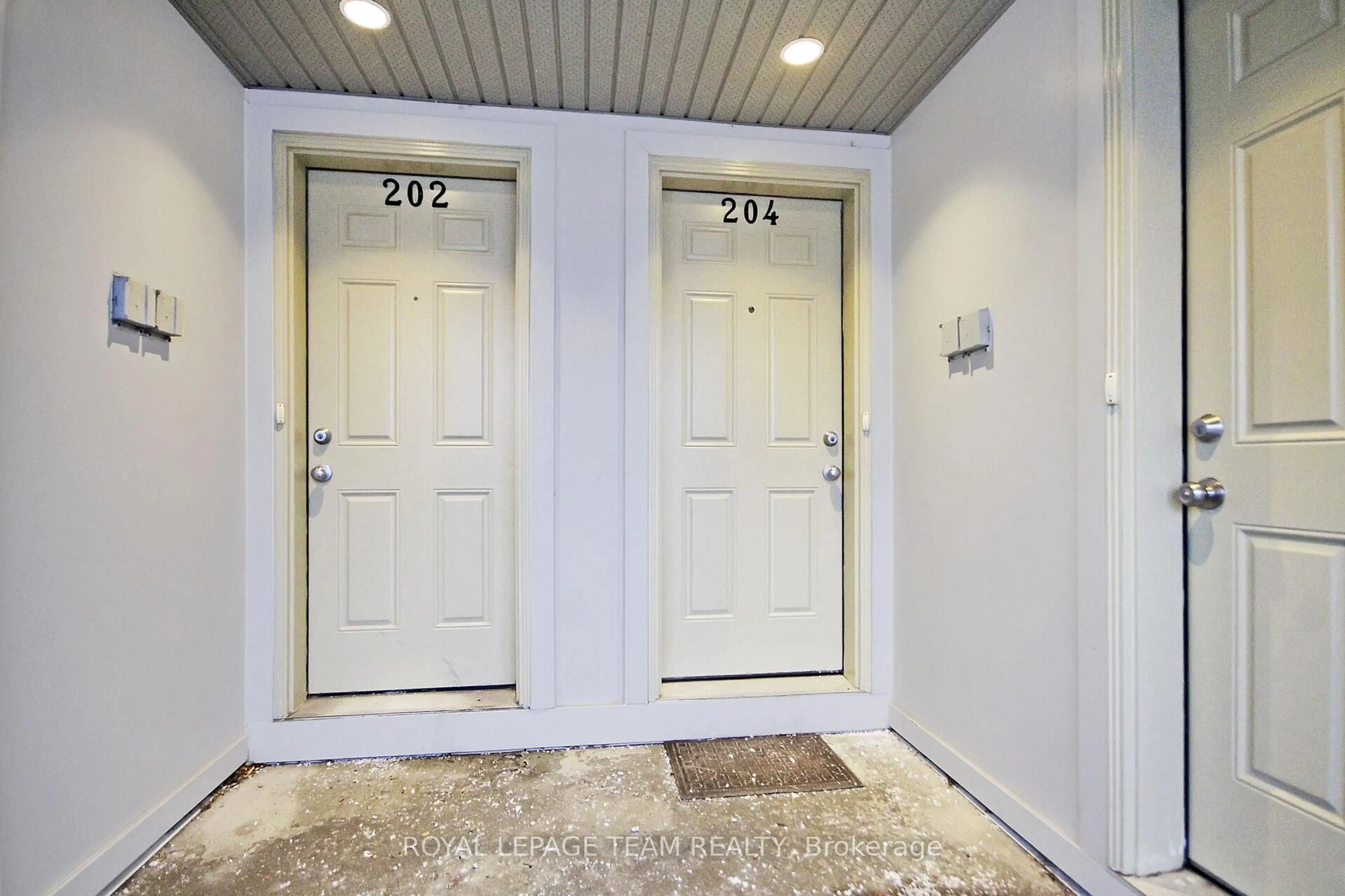 Indoor entryway for 204 Shanly Private #41, Ottawa Ontario K2J 5X6