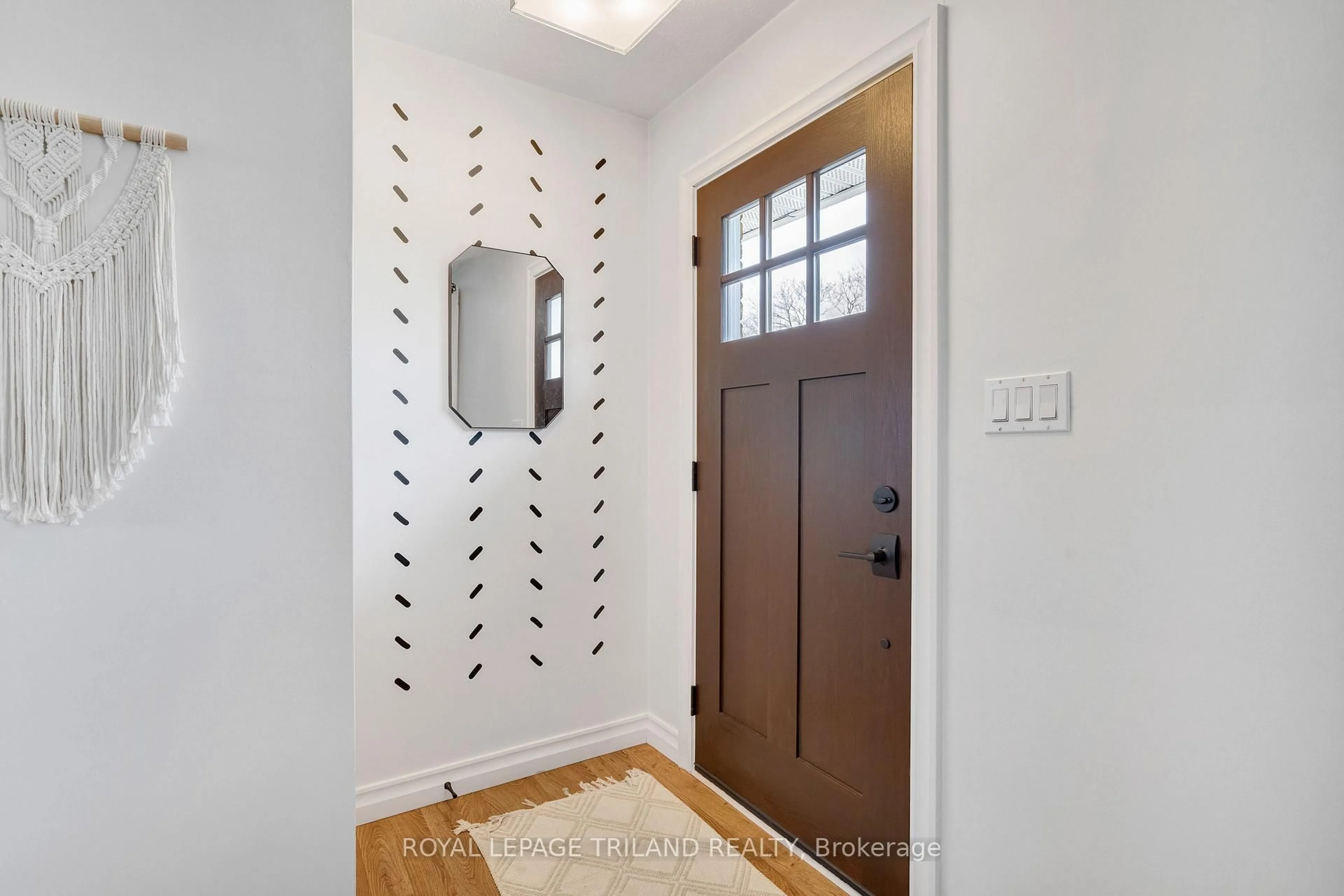Indoor entryway for 19 Sparta St, St. Thomas Ontario N5R 5H1