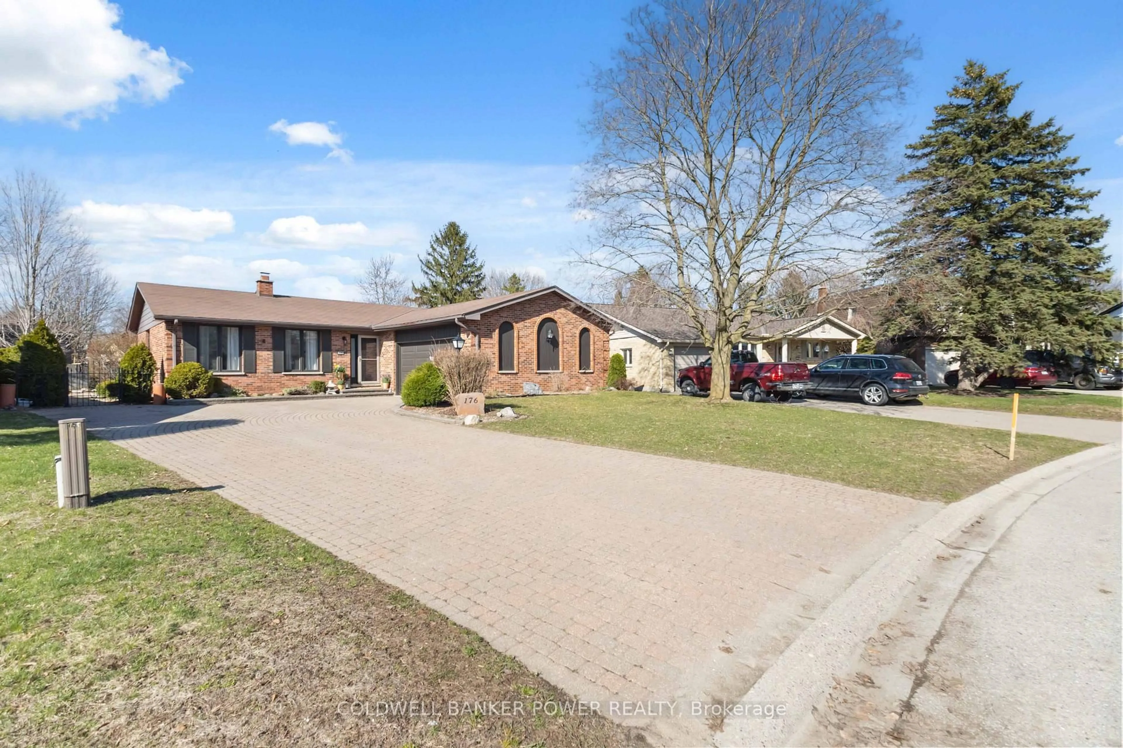 A pic from outside/outdoor area/front of a property/back of a property/a pic from drone, street for 176 Canterbury Dr, Thames Centre Ontario N0L 1G3