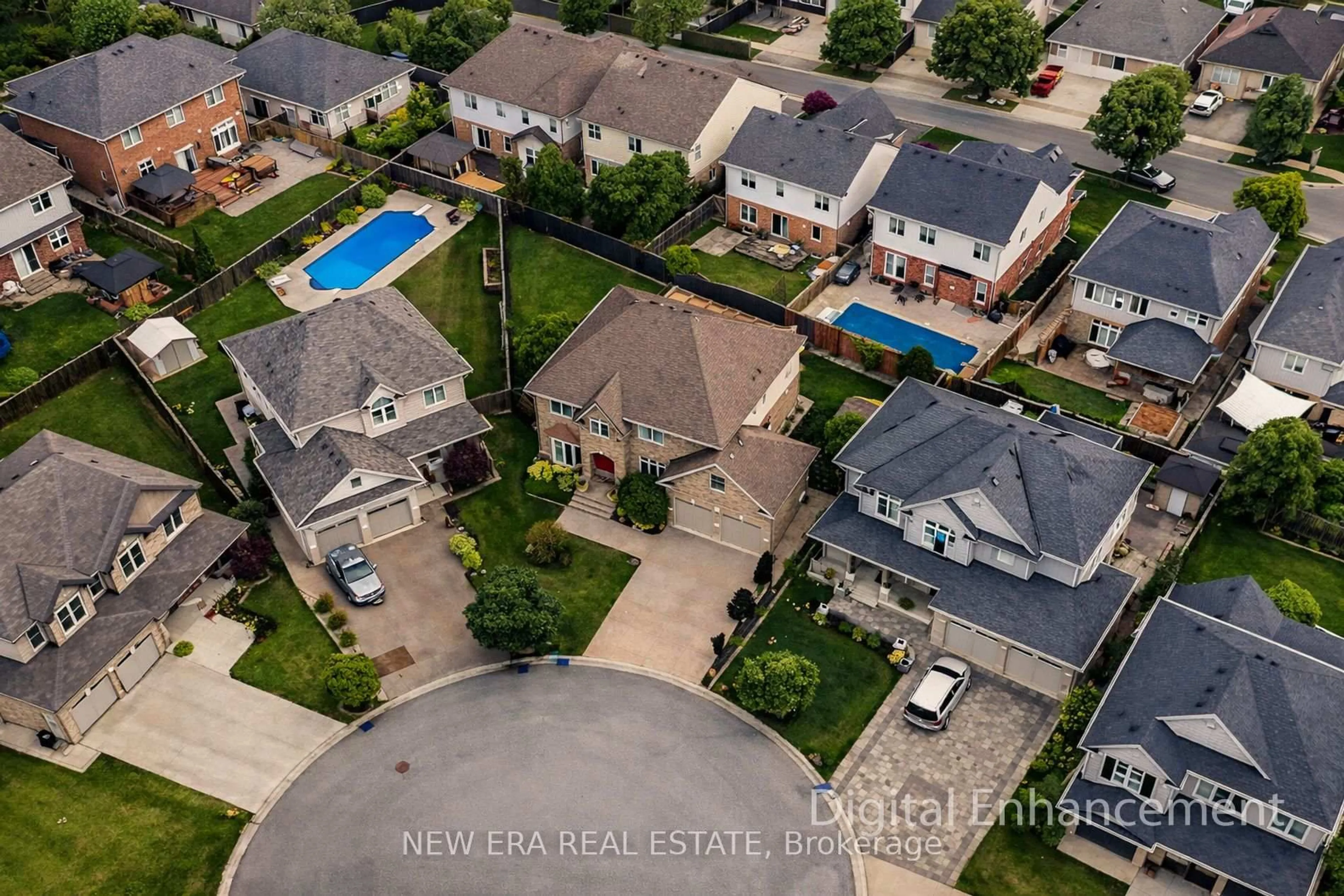 A pic from outside/outdoor area/front of a property/back of a property/a pic from drone, street for 13 Alex Grant Pl, St. Catharines Ontario L2P 0A2
