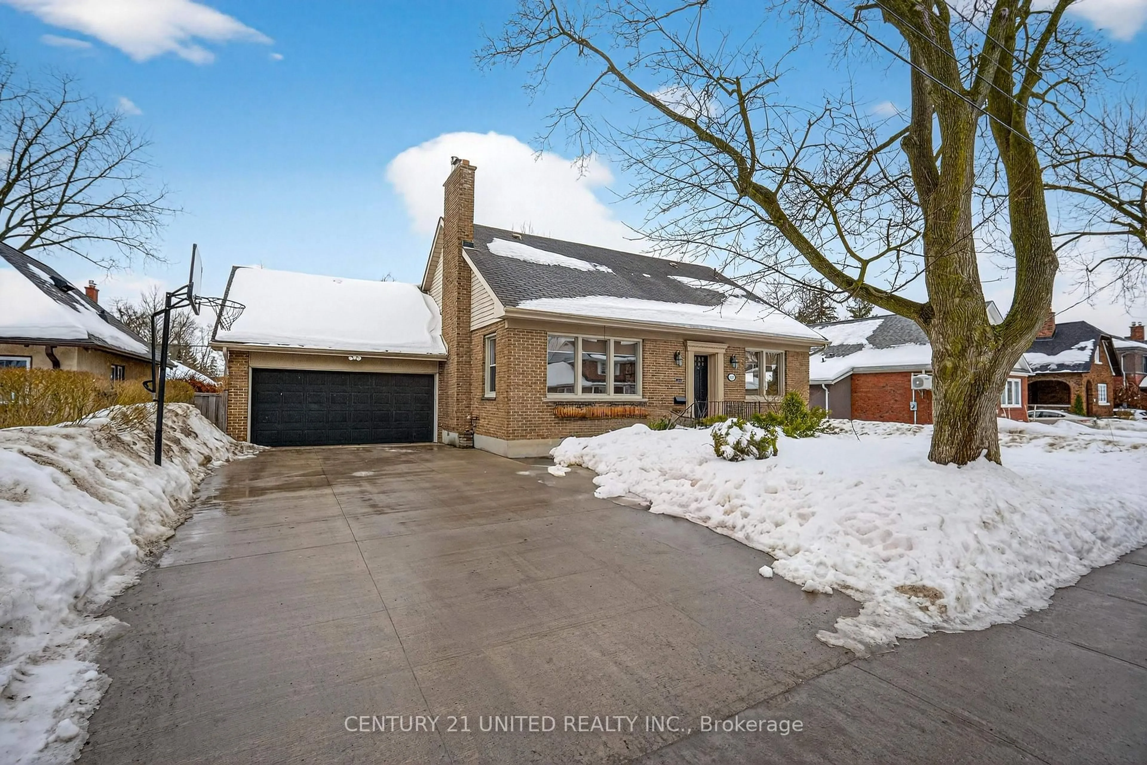 A pic from outside/outdoor area/front of a property/back of a property/a pic from drone, street for 499 Hunter St, Peterborough Ontario K9H 2M9