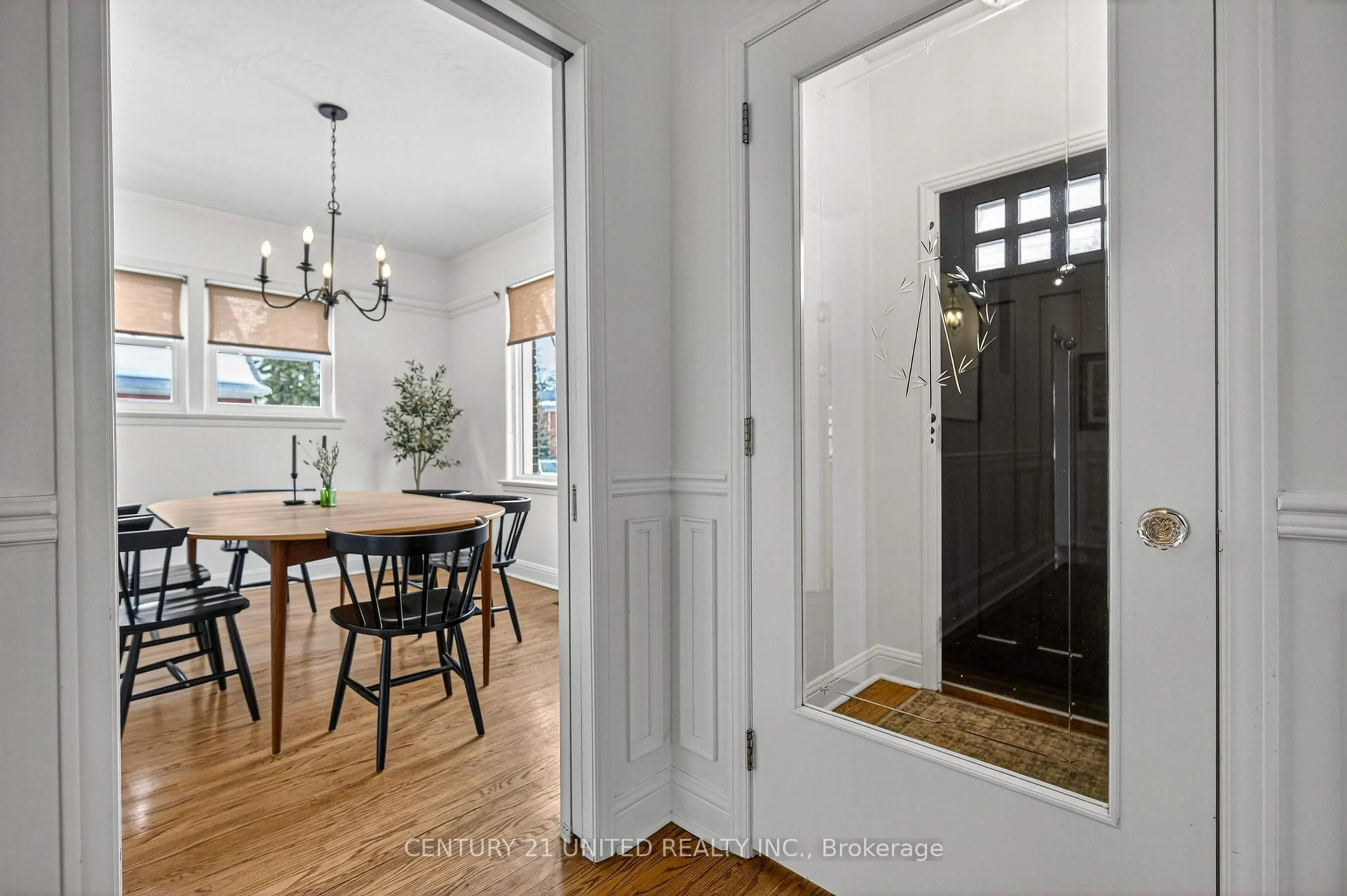 Indoor entryway for 499 Hunter St, Peterborough Ontario K9H 2M9