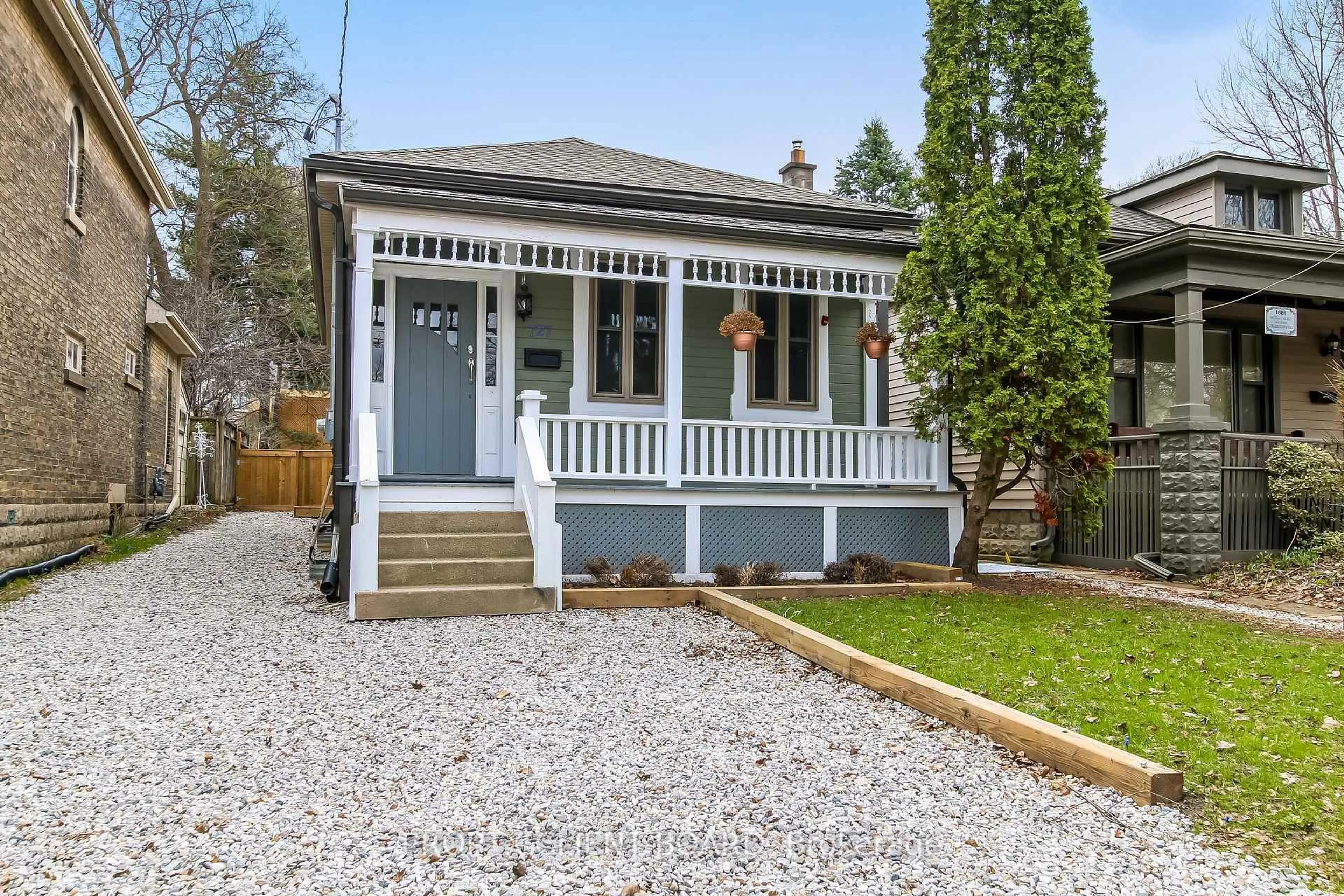 Home with vinyl exterior material, street for 727 Queens Ave, London East Ontario N5W 3H4