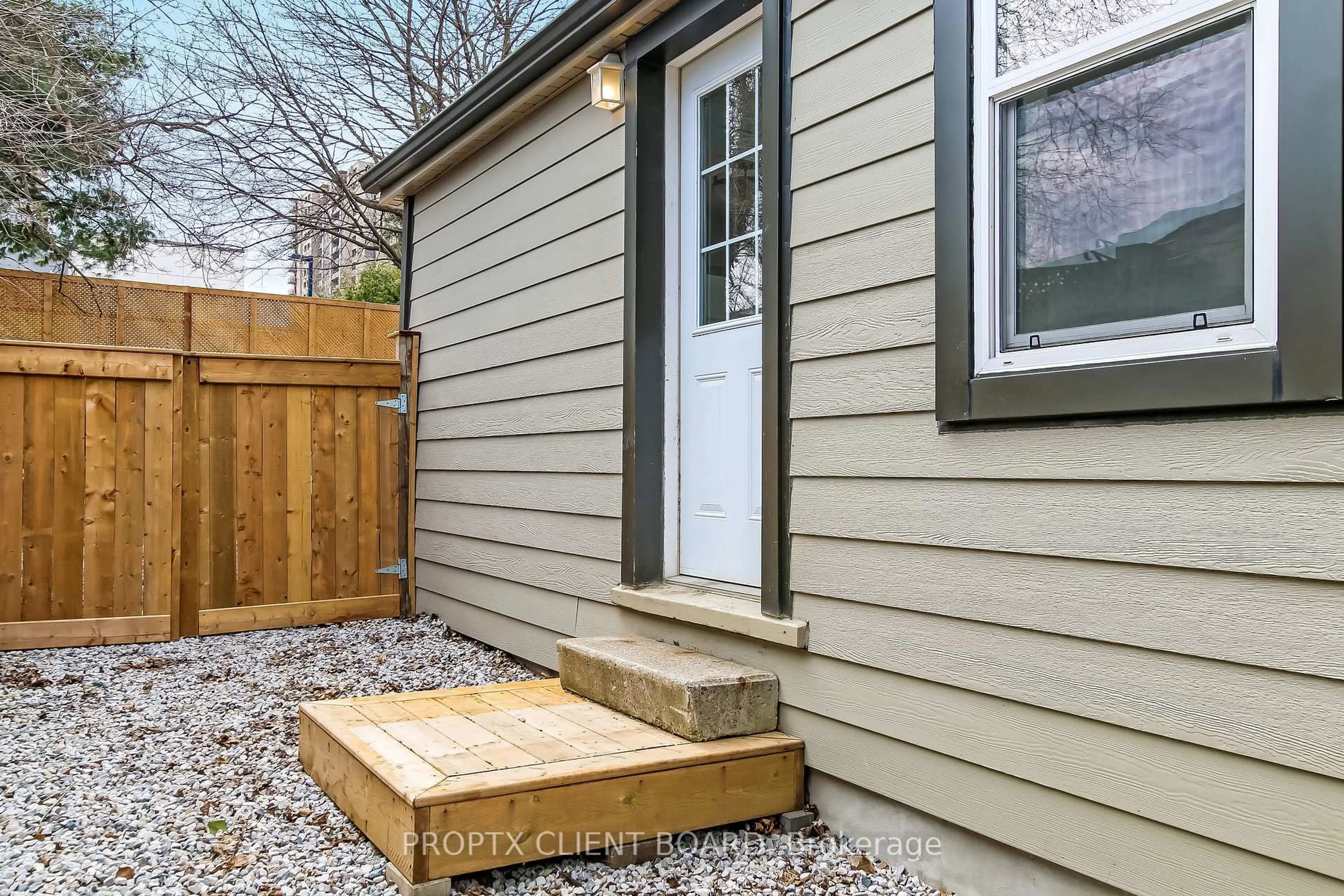 Unknown for 727 Queens Ave, London East Ontario N5W 3H4
