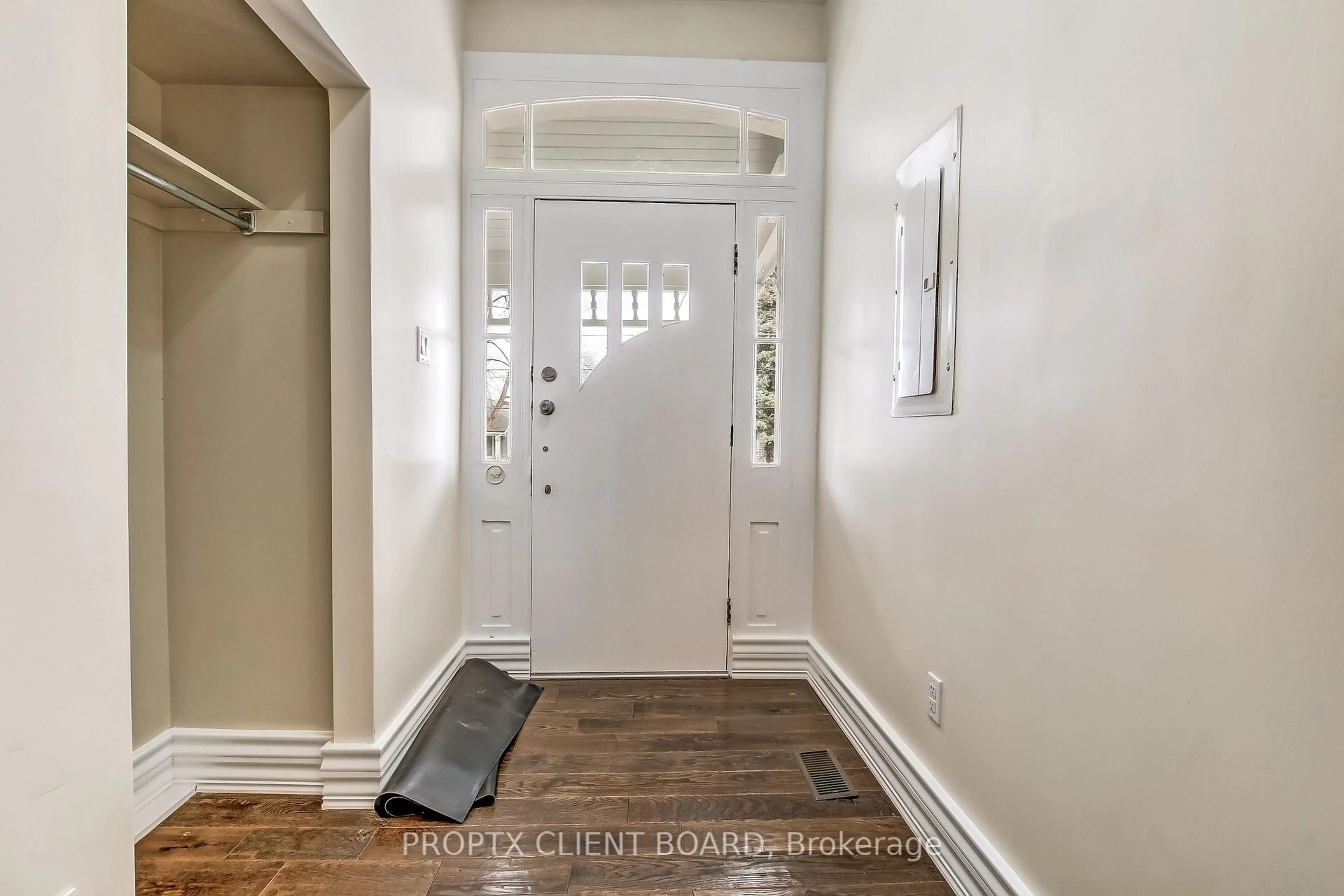Indoor entryway for 727 Queens Ave, London East Ontario N5W 3H4