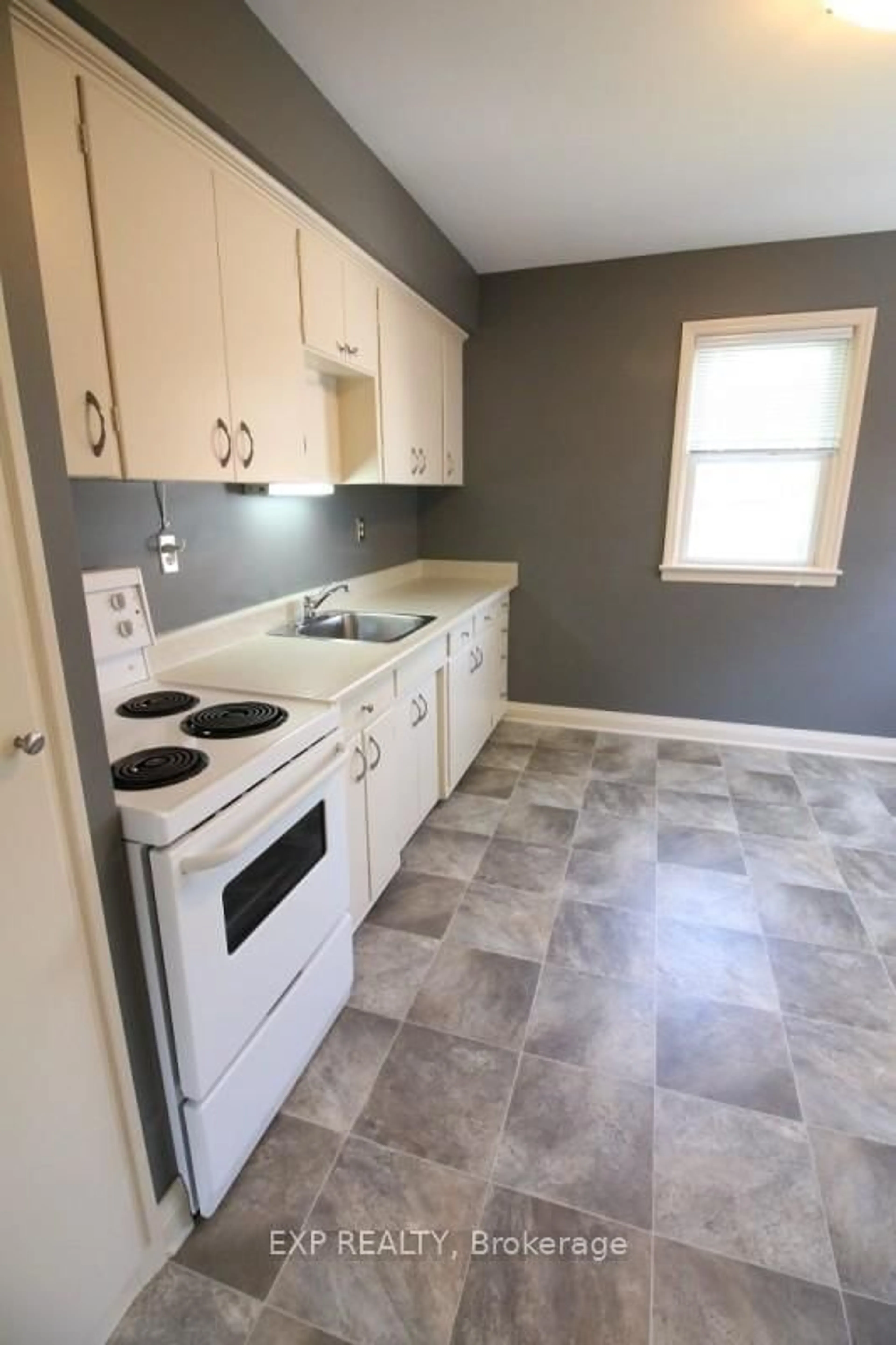 Standard kitchen, unknown for 106 Haig St, St. Catharines Ontario L2R 6L2