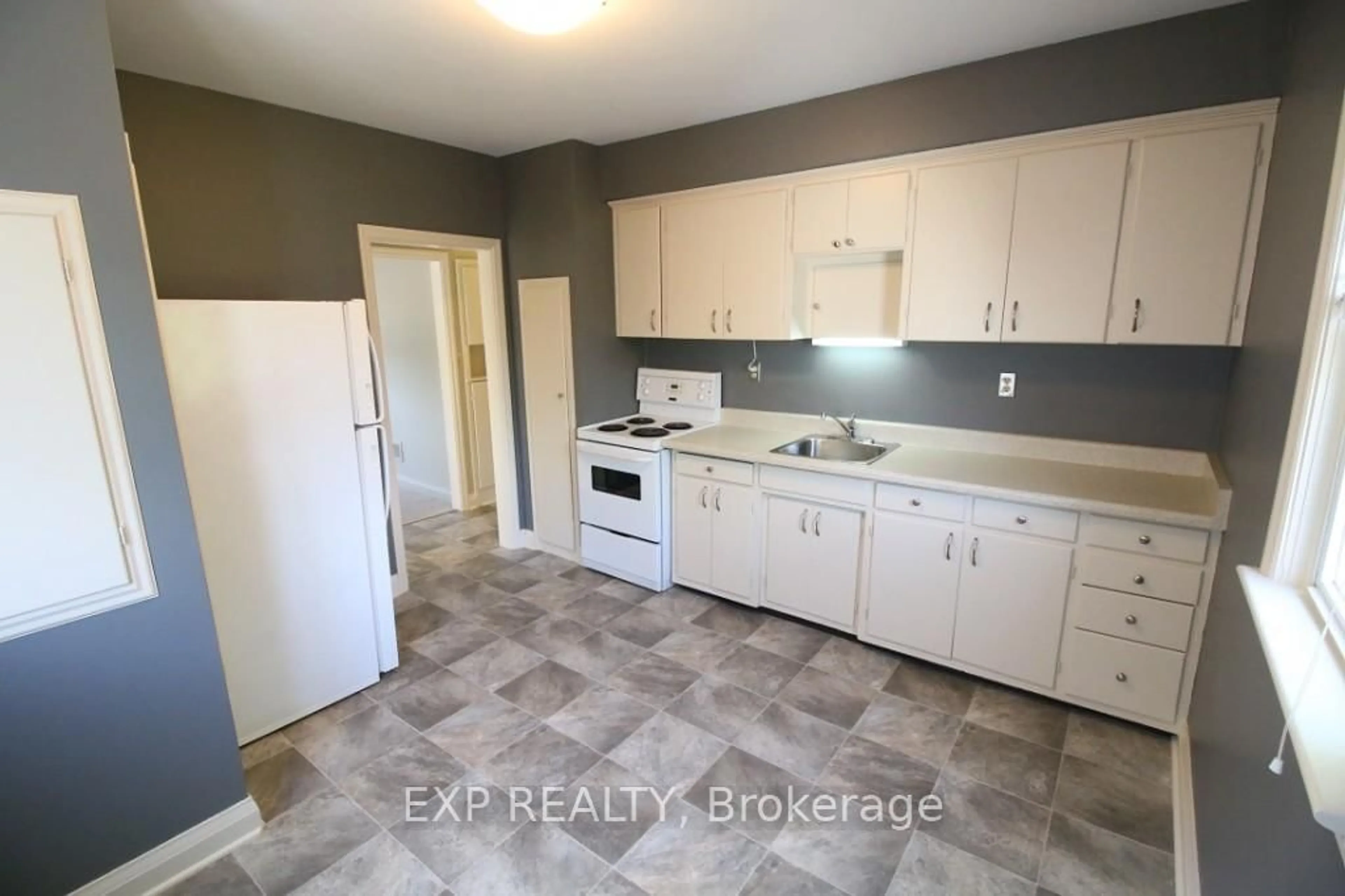 Standard kitchen, unknown for 106 Haig St, St. Catharines Ontario L2R 6L2