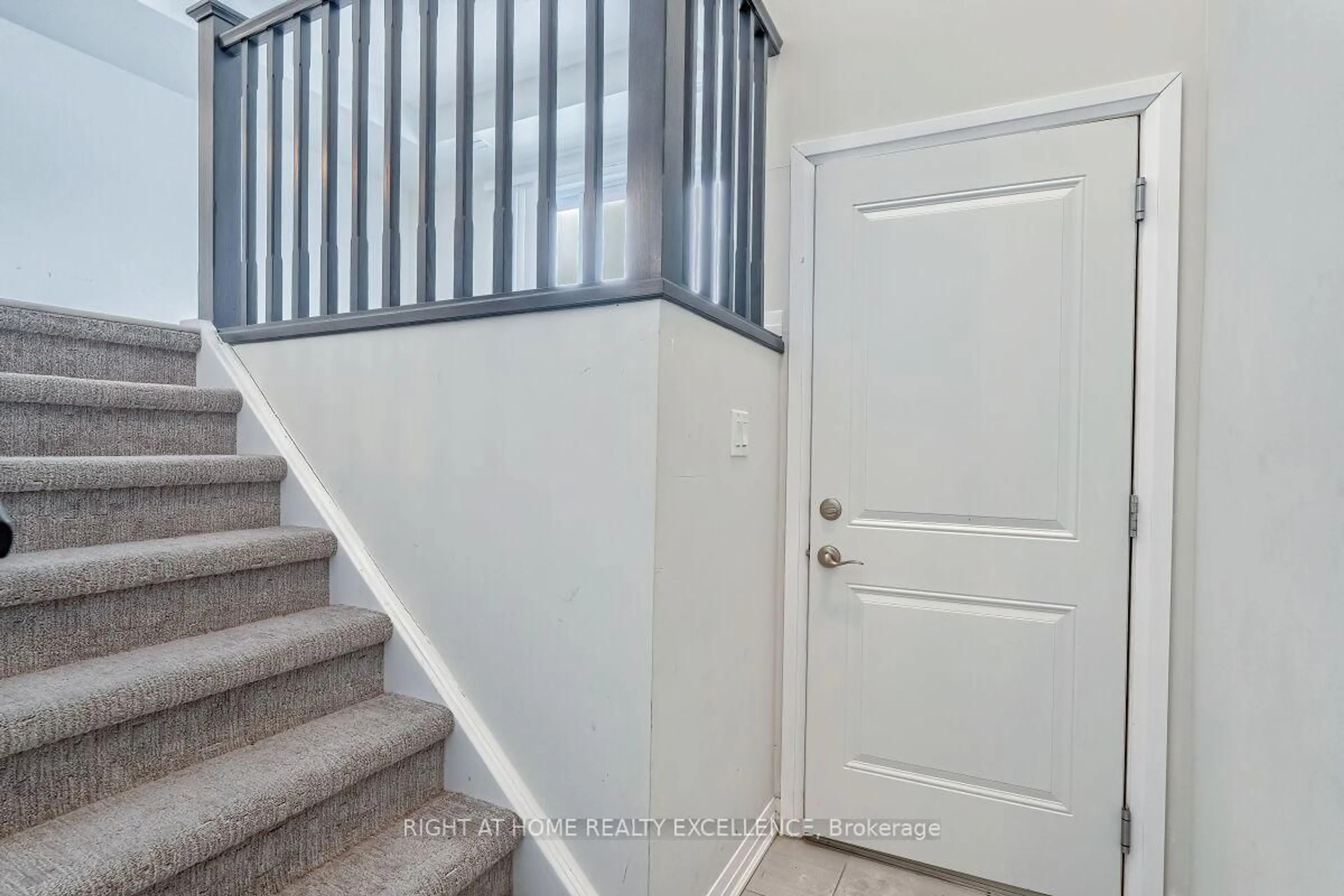 Indoor entryway for 124 Seabrook Dr #7, Kitchener Ontario N2R 0K1