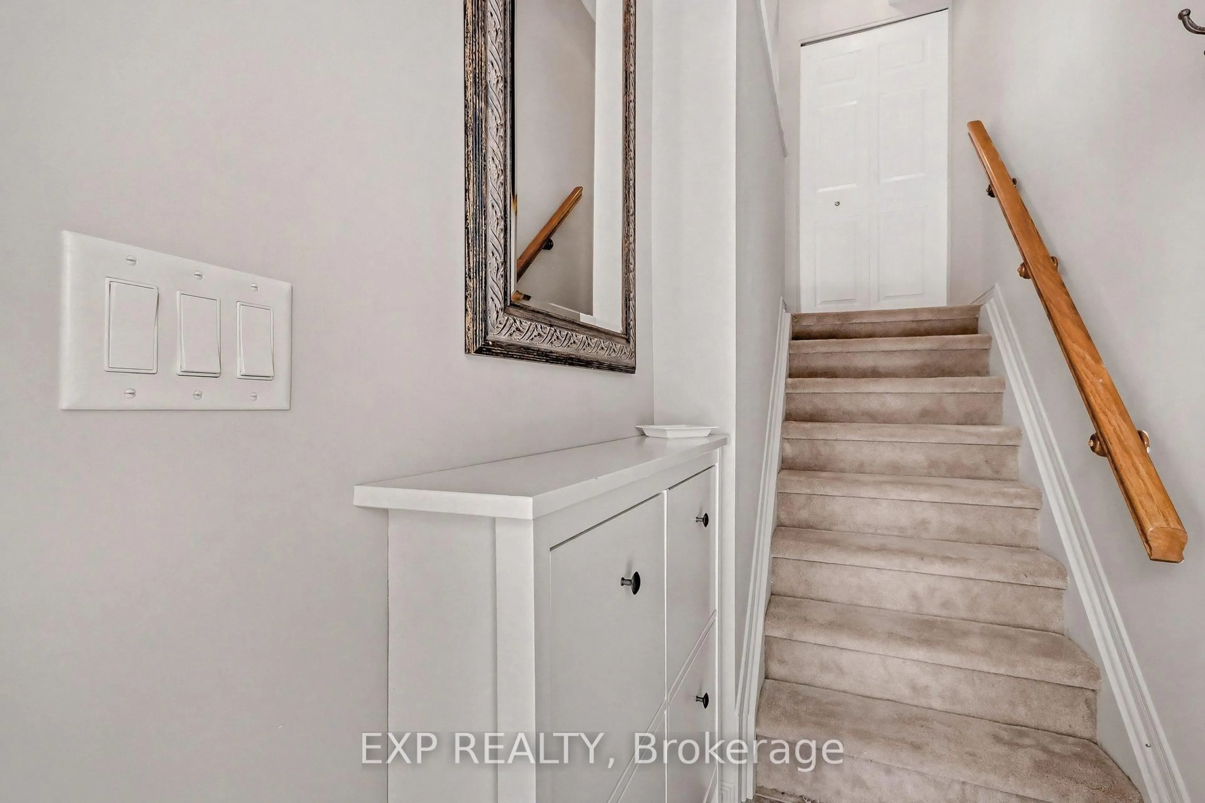 Indoor entryway for 211 Gershwin Private, Ottawa Ontario K2H 1G6