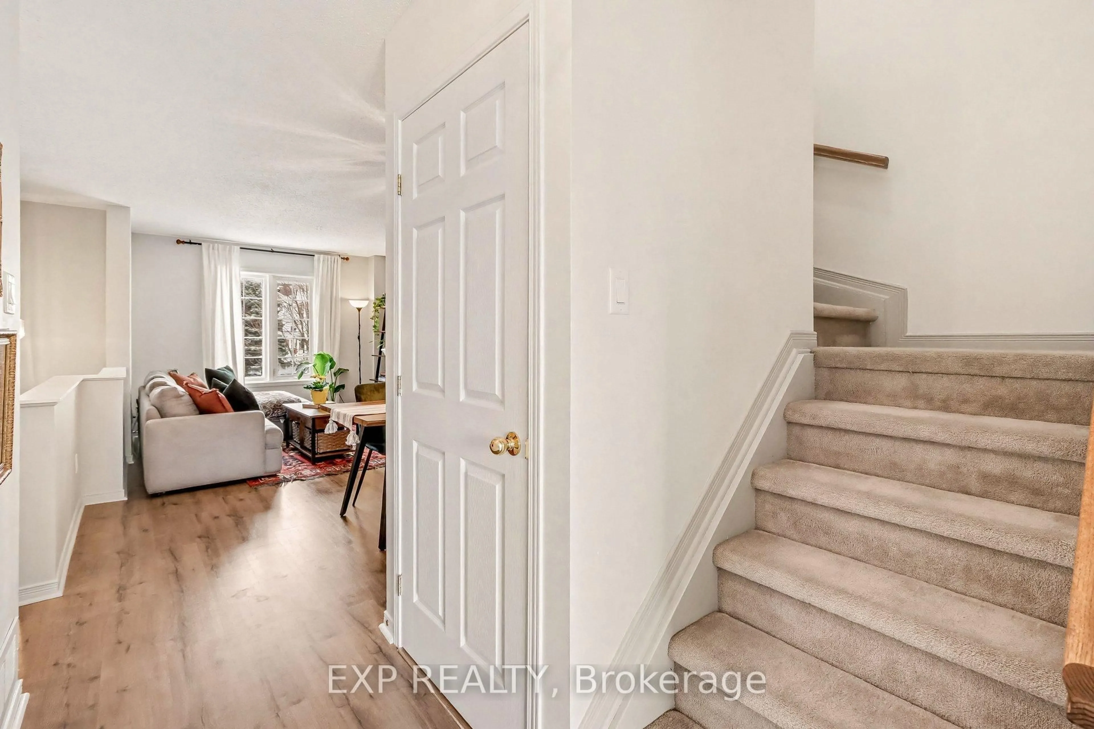 Indoor entryway for 211 Gershwin Private, Ottawa Ontario K2H 1G6