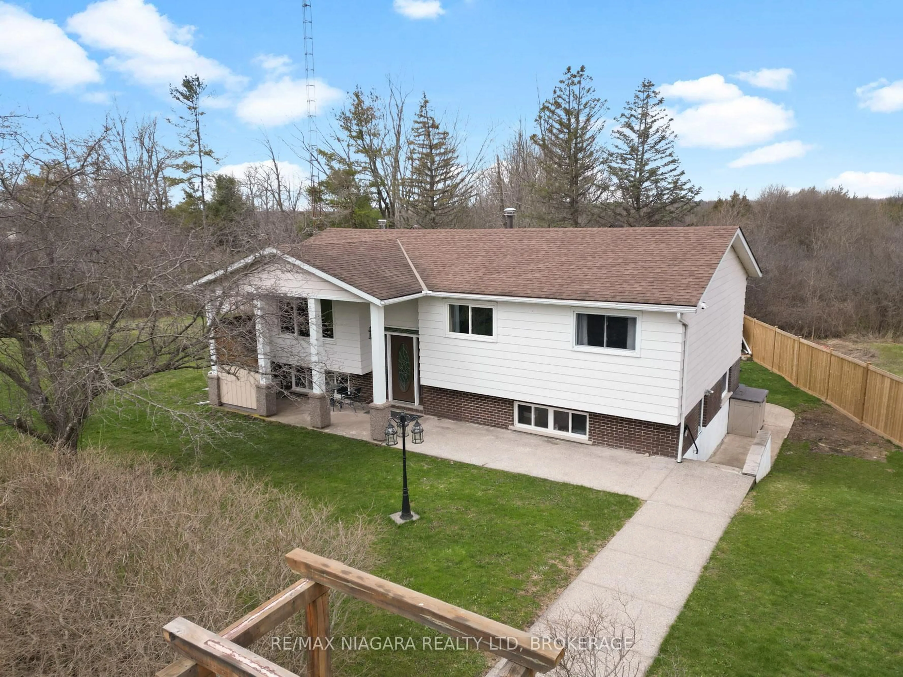 A pic from outside/outdoor area/front of a property/back of a property/a pic from drone, unknown for 883 Ridge Rd, Fort Erie Ontario L0S 1N0