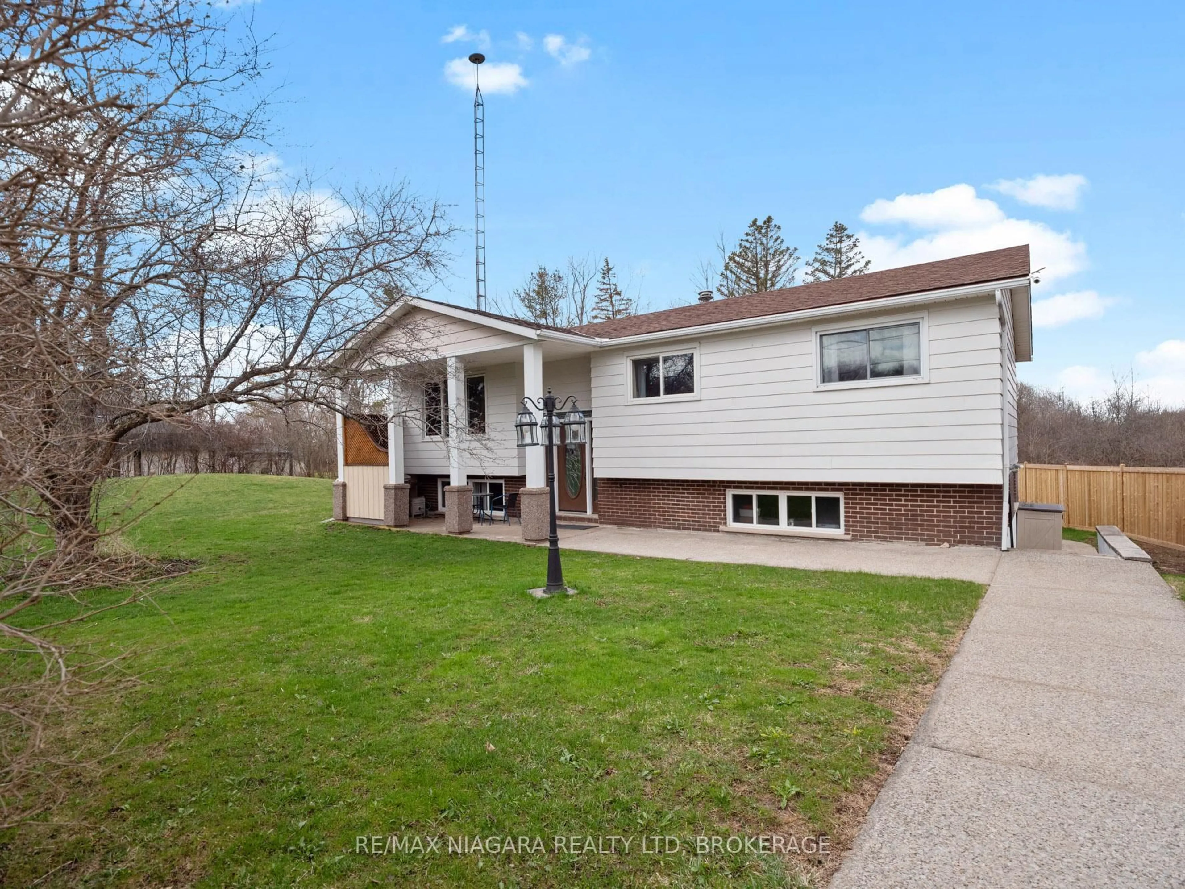 Home with vinyl exterior material, street for 883 Ridge Rd, Fort Erie Ontario L0S 1N0