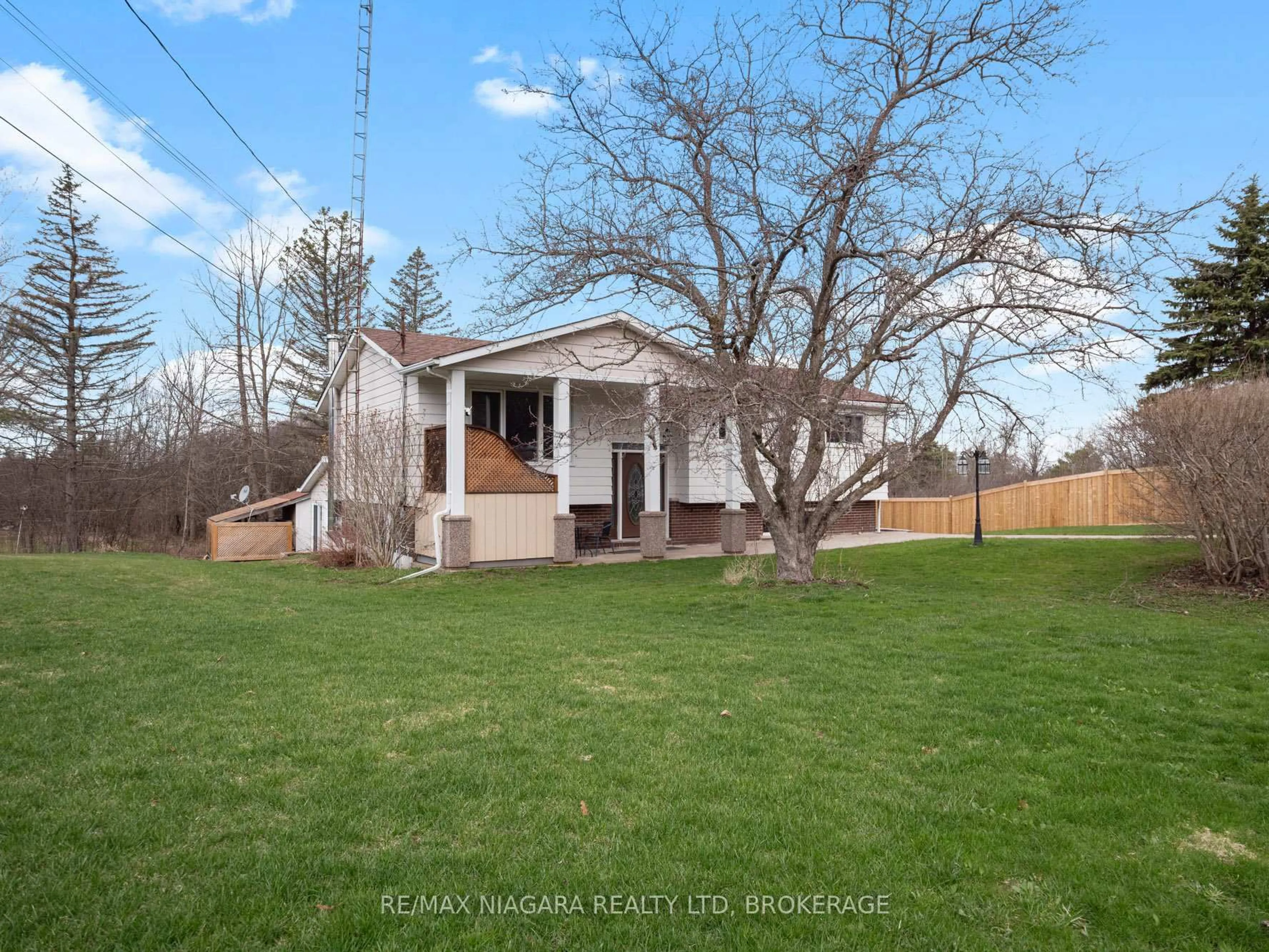 A pic from outside/outdoor area/front of a property/back of a property/a pic from drone, unknown for 883 Ridge Rd, Fort Erie Ontario L0S 1N0