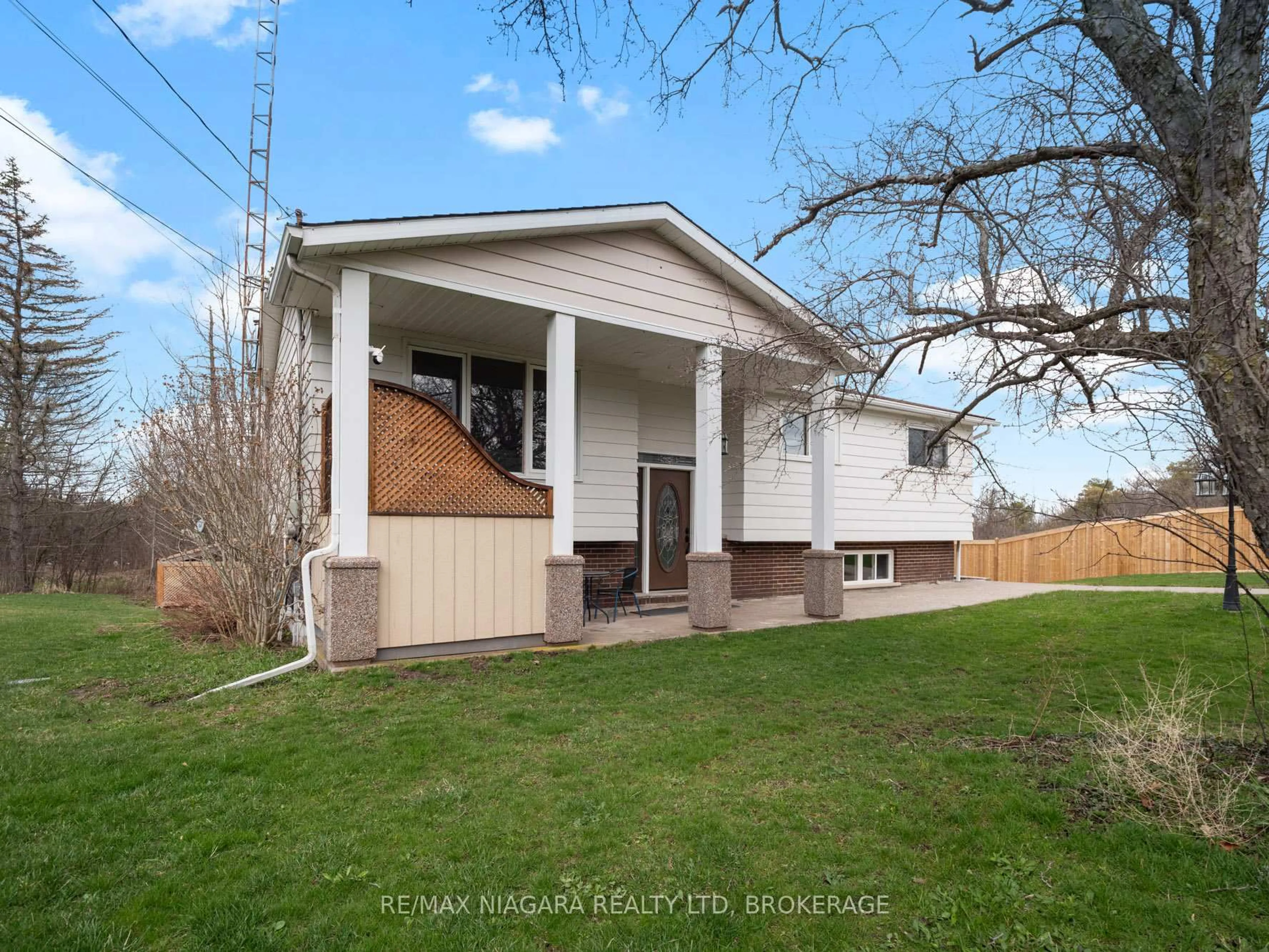 Home with vinyl exterior material, unknown for 883 Ridge Rd, Fort Erie Ontario L0S 1N0