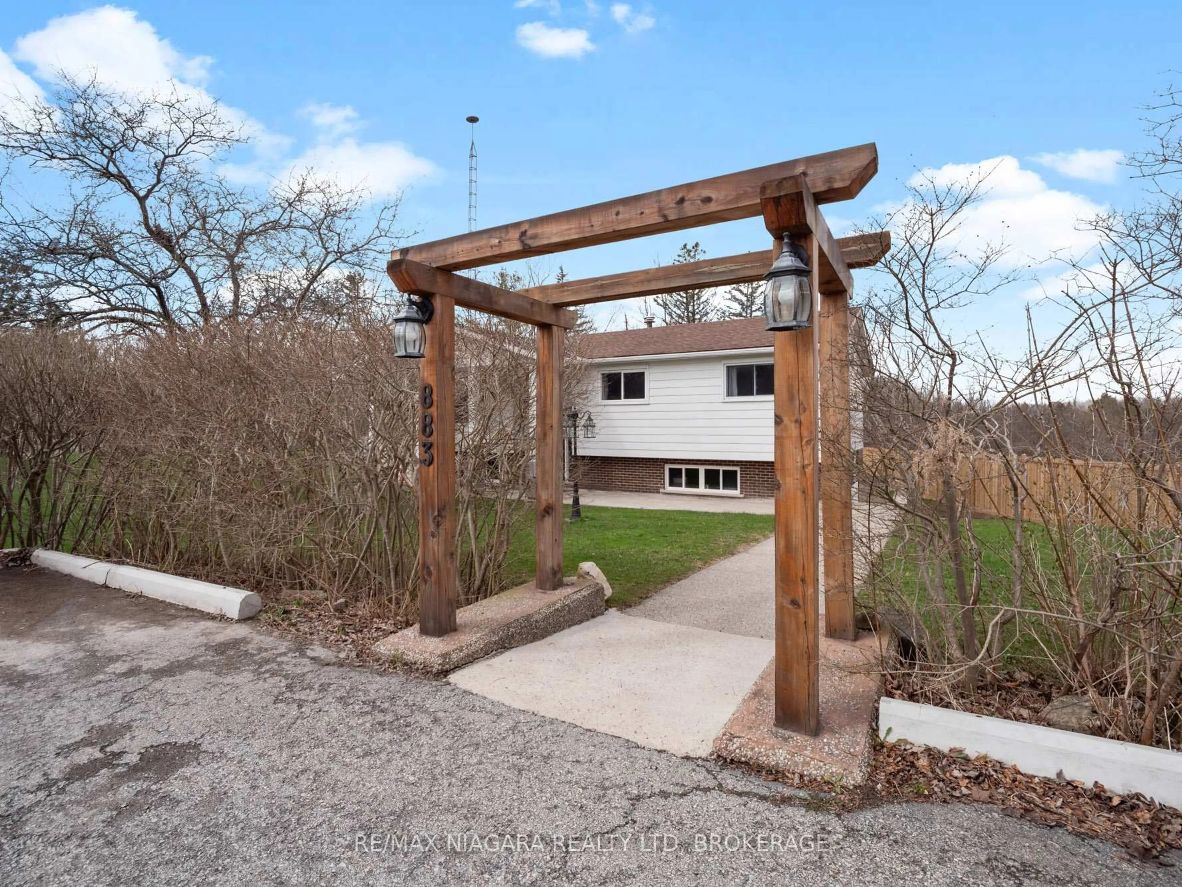 Patio, unknown for 883 Ridge Rd, Fort Erie Ontario L0S 1N0