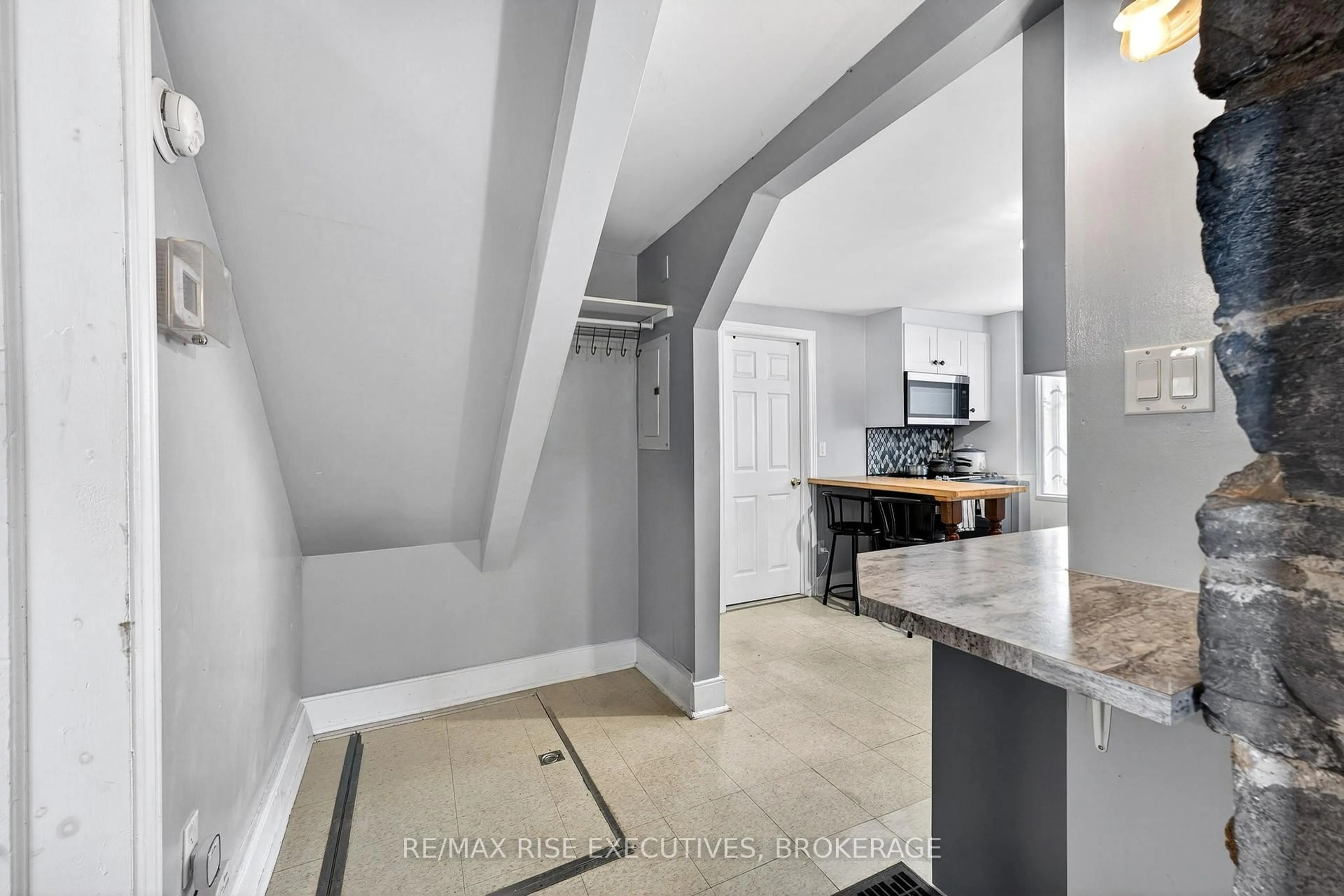 Unknown for 390 Division St, Kingston Ontario K7K 4A7