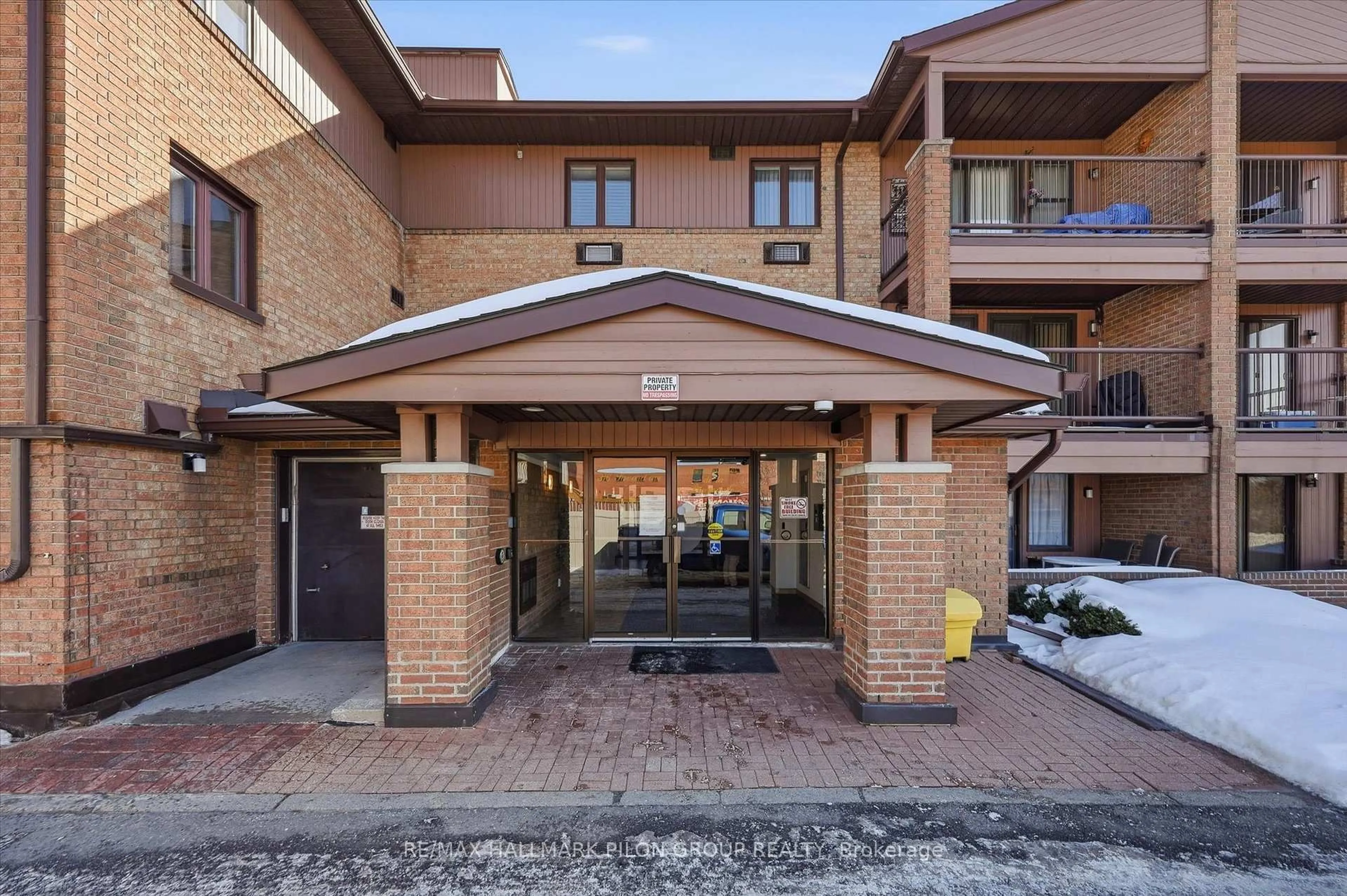 Indoor foyer for 316 Savard Ave #206, Ottawa Ontario K1L 7S2