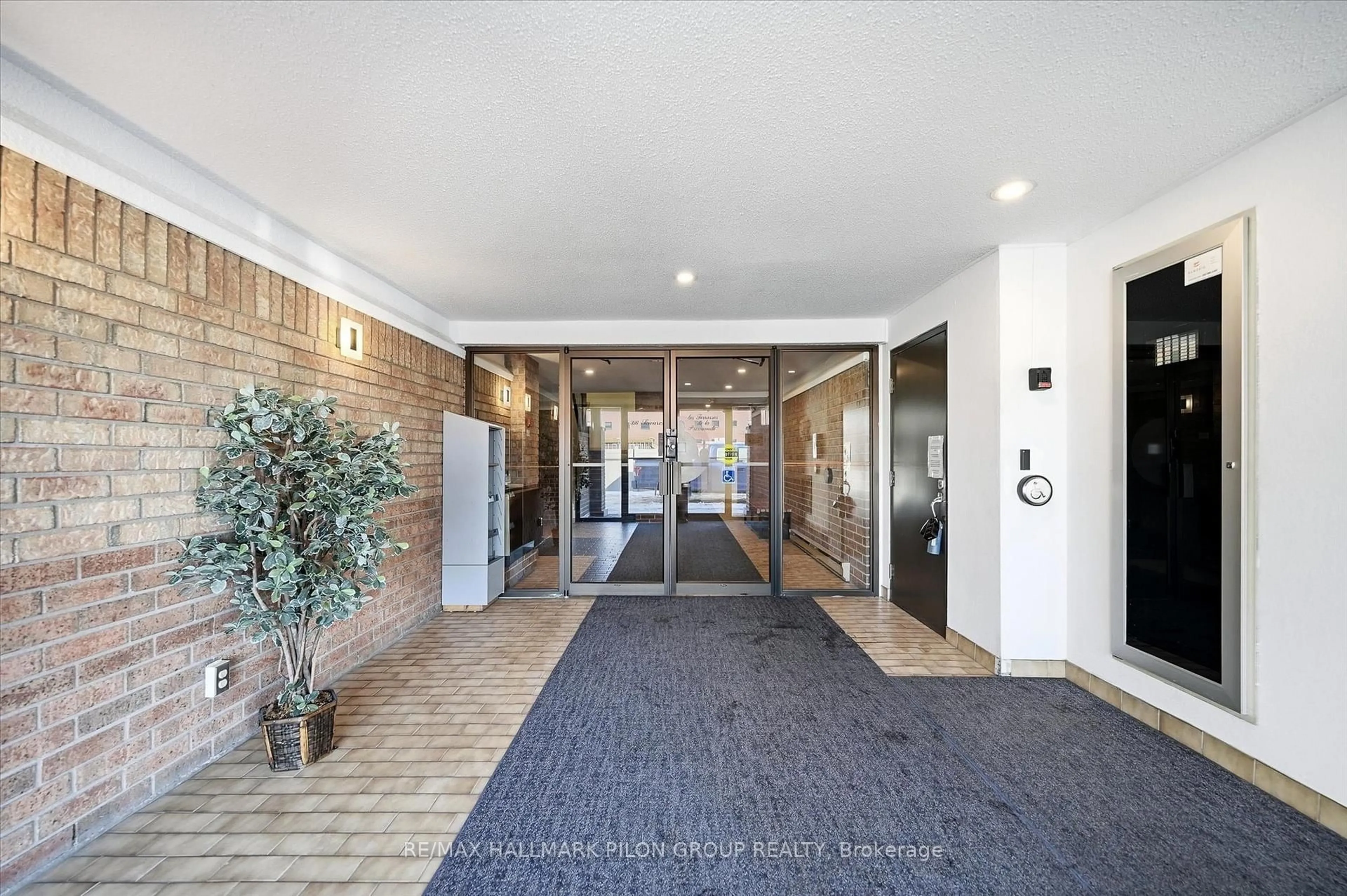 Indoor foyer for 316 Savard Ave #206, Ottawa Ontario K1L 7S2
