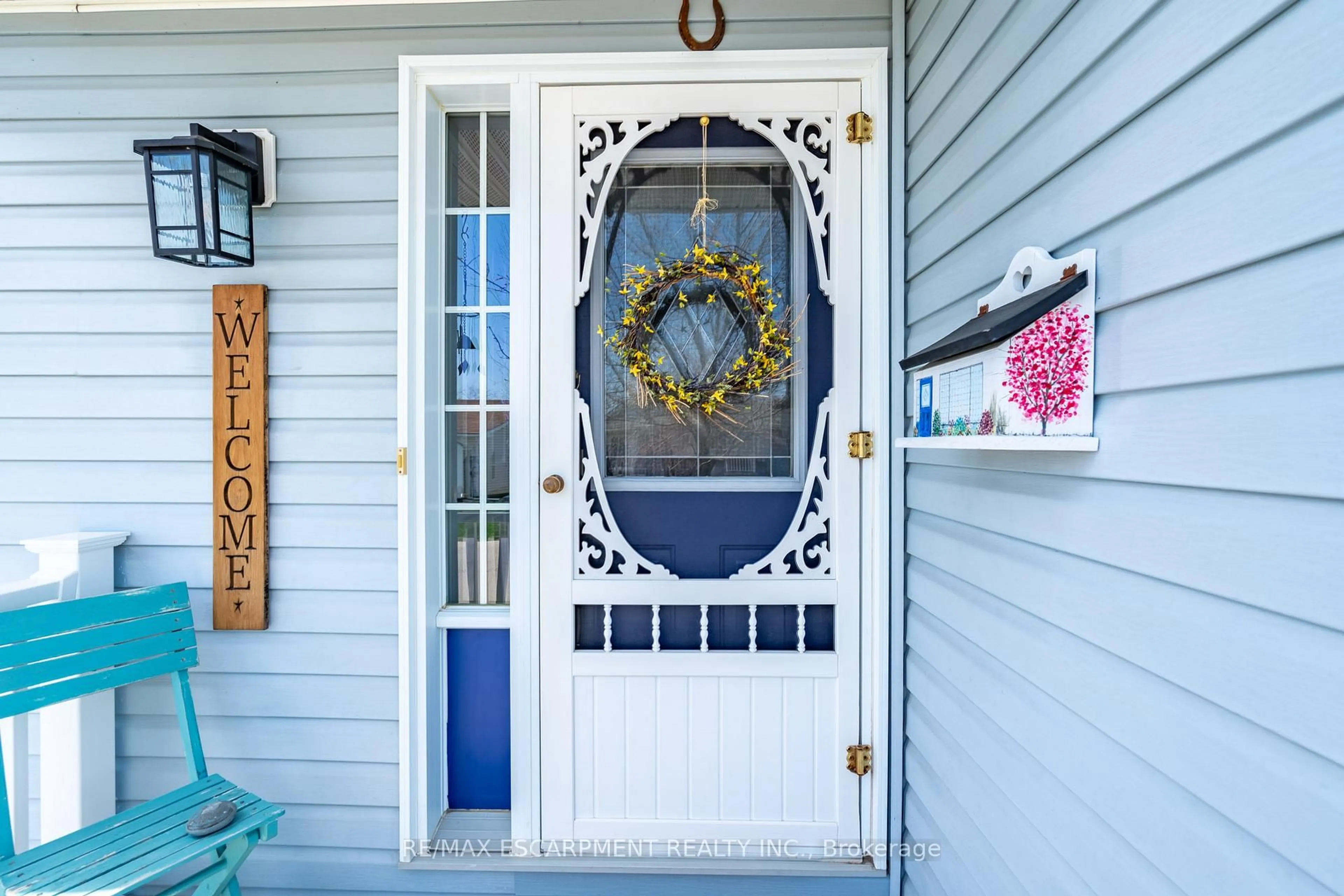 Indoor entryway for 136 Glenariff Dr, Hamilton Ontario L8B 1A5