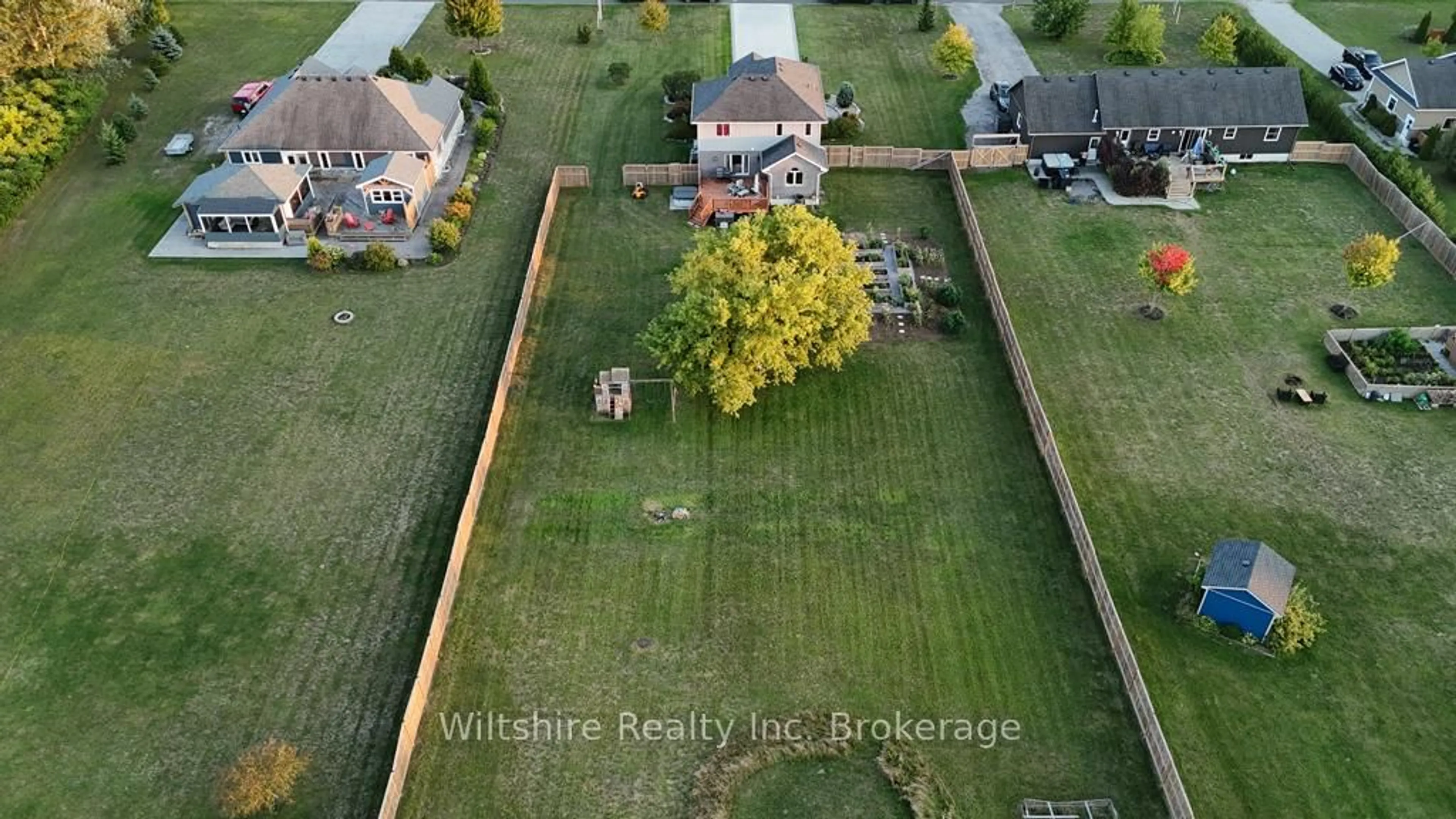 A pic from outside/outdoor area/front of a property/back of a property/a pic from drone, water/lake/river/ocean view for 335 TALBOT St, Norfolk Ontario N0J 1E0