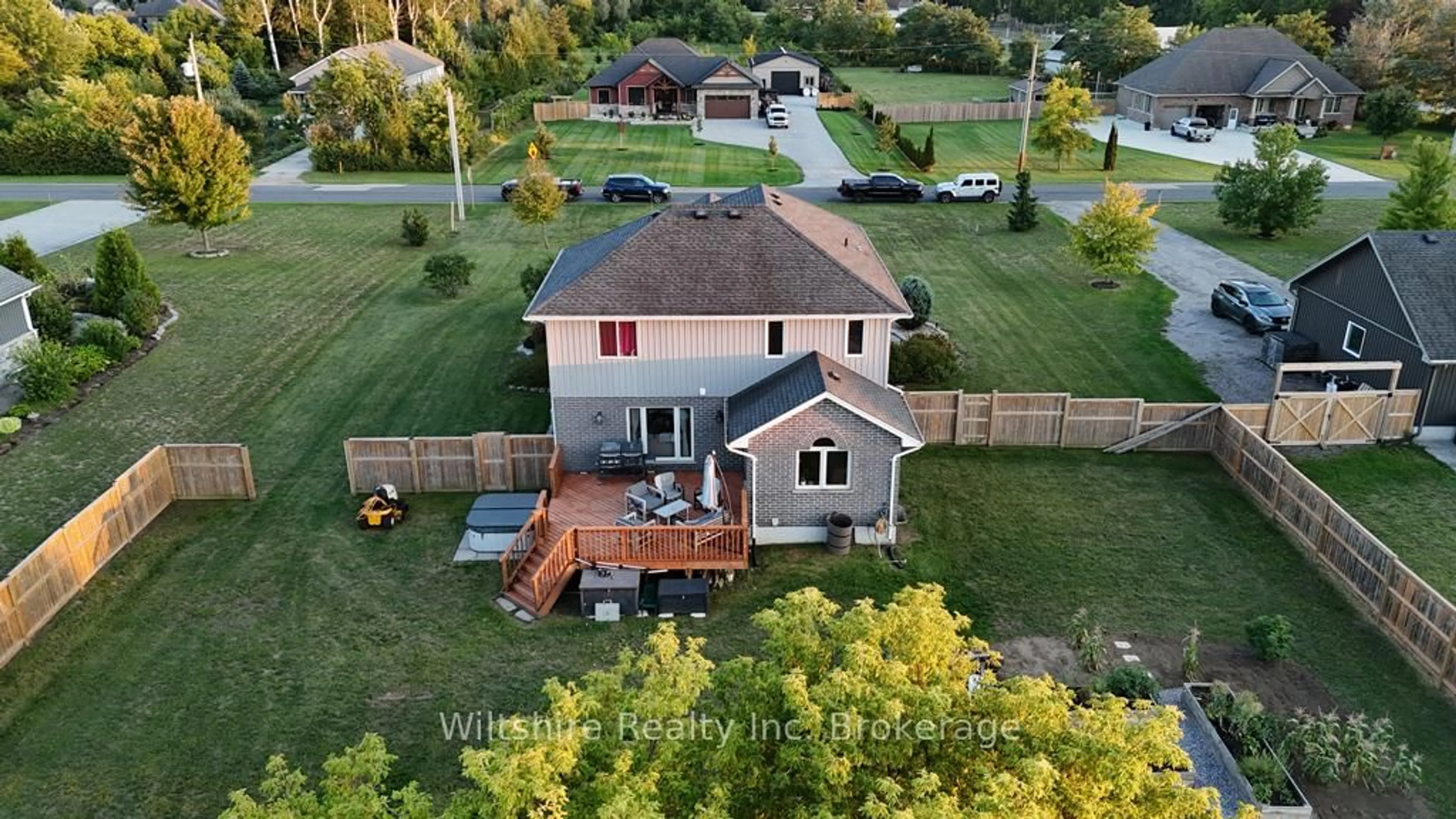 A pic from outside/outdoor area/front of a property/back of a property/a pic from drone, unknown for 335 TALBOT St, Norfolk Ontario N0J 1E0