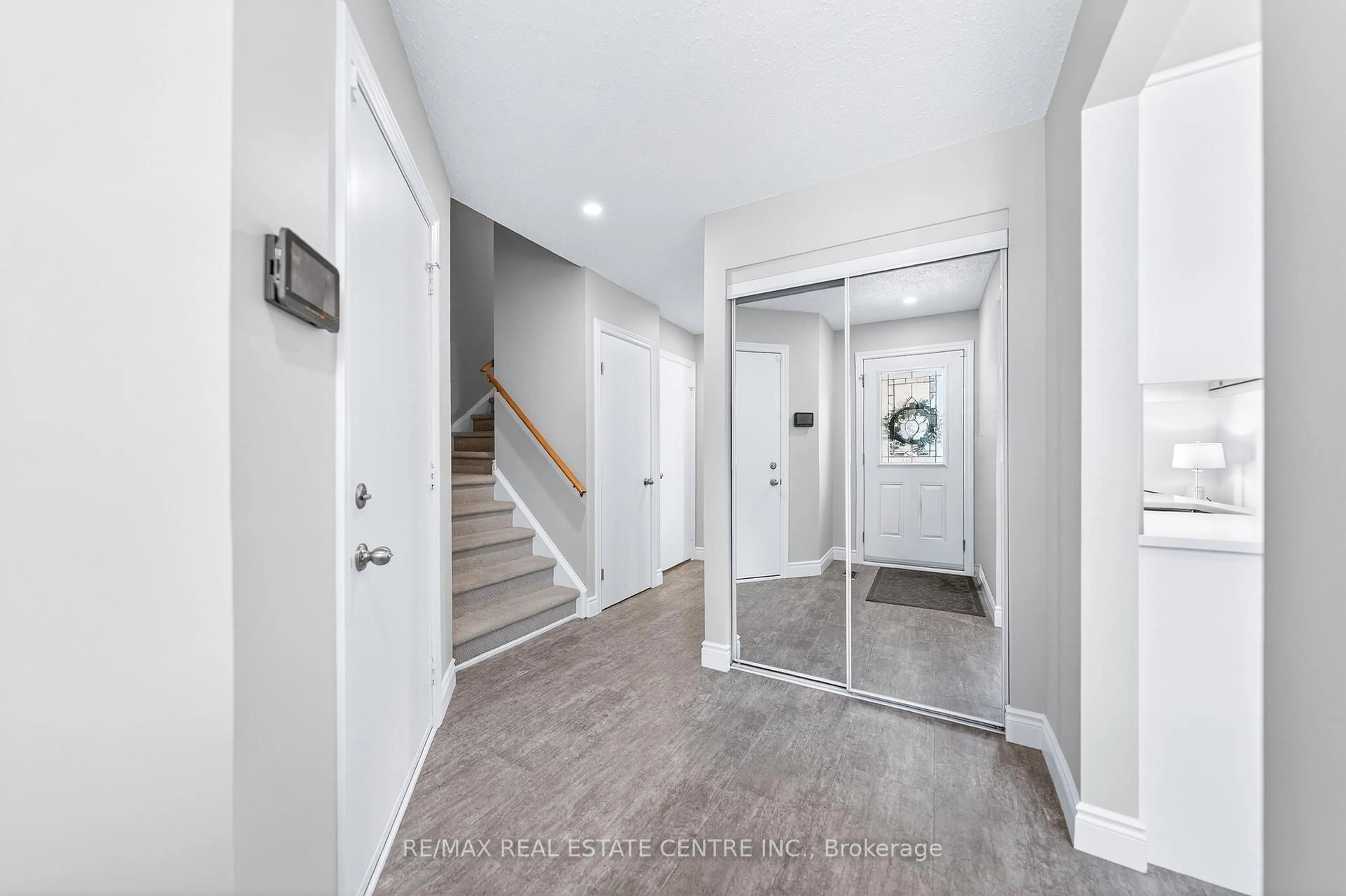 Indoor entryway for 375 Kingscourt Dr #20, Waterloo Ontario N2K 3N7