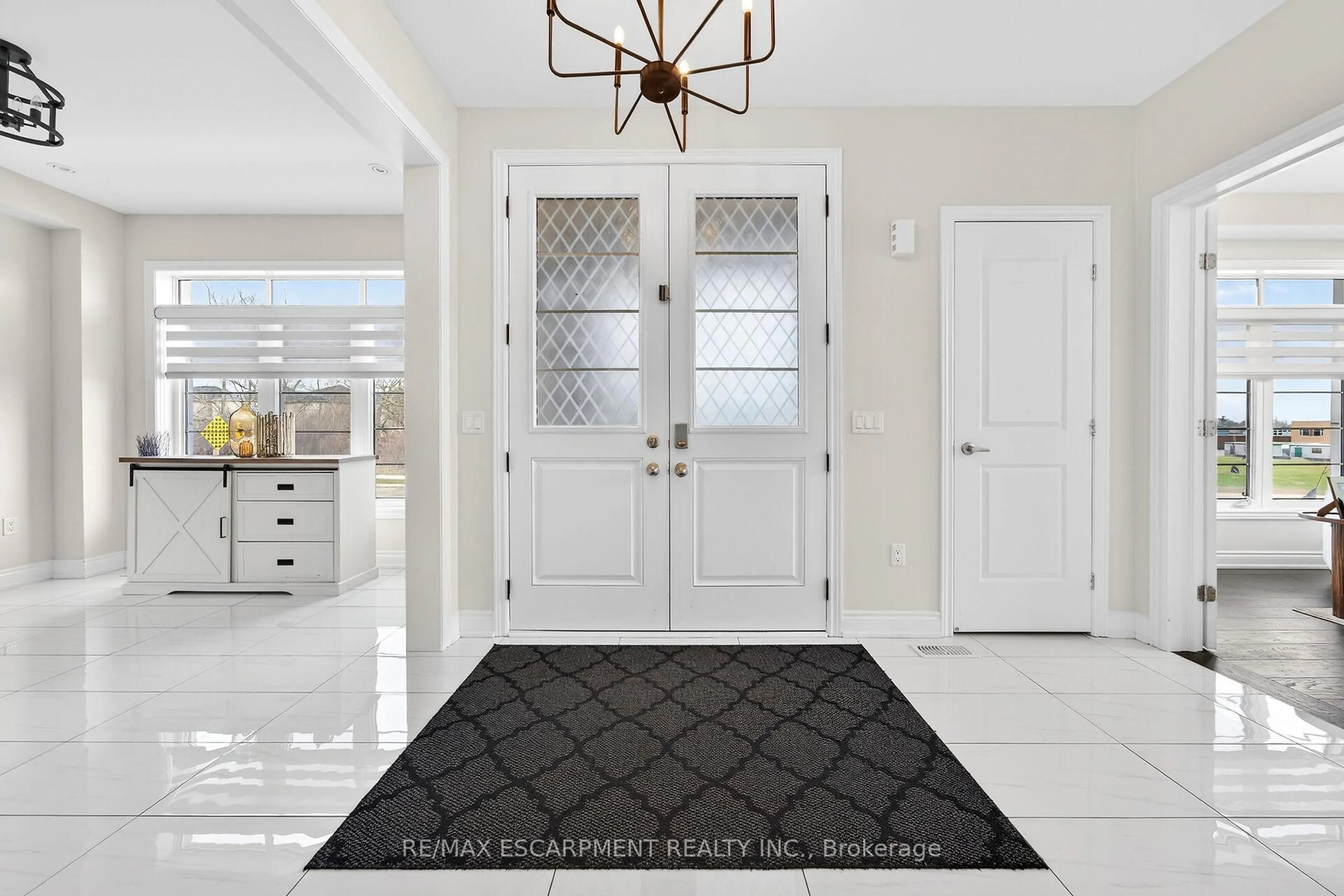 Indoor entryway for 140 Robertson Rd, Hamilton Ontario L9K 0J7