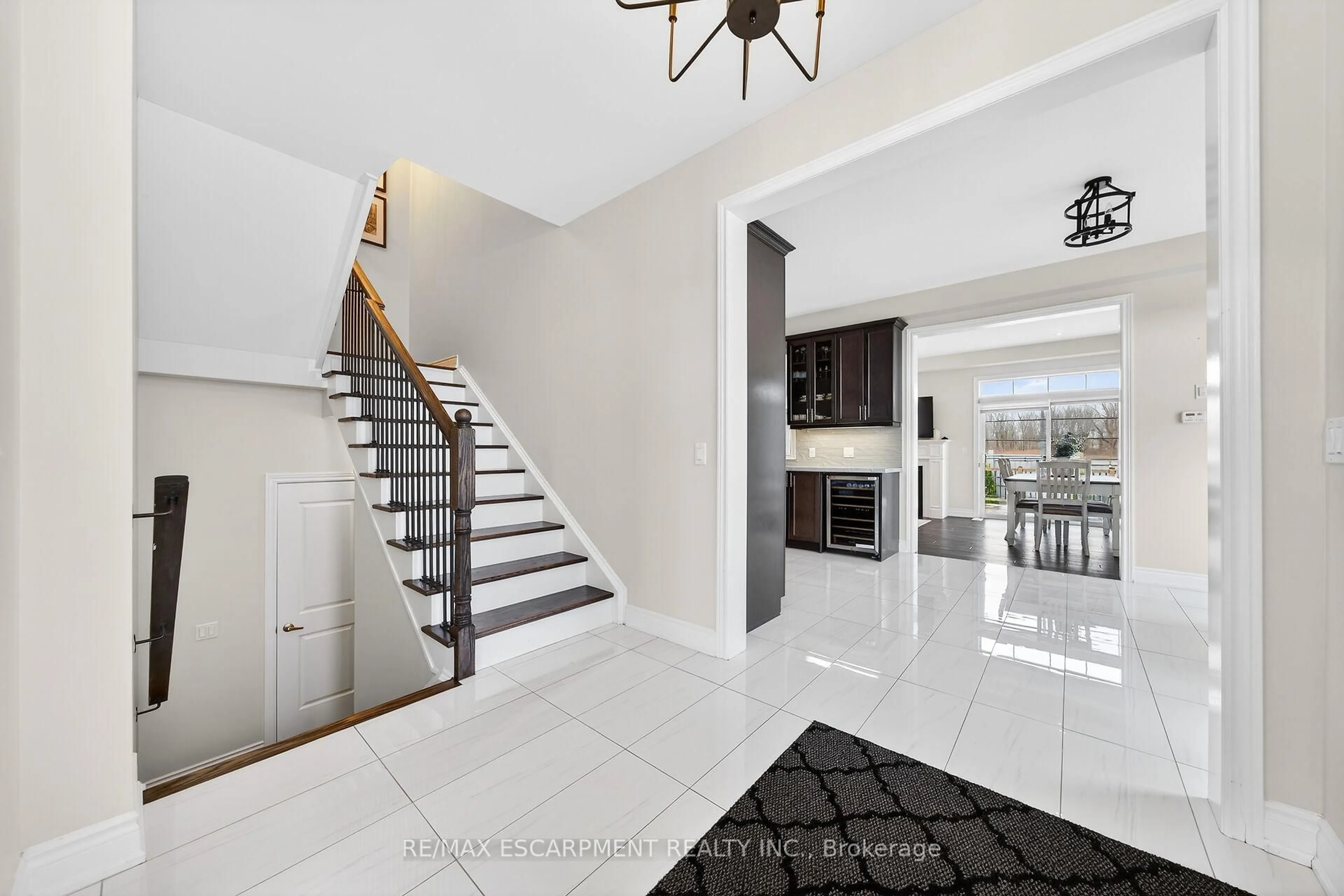 Indoor entryway for 140 Robertson Rd, Hamilton Ontario L9K 0J7