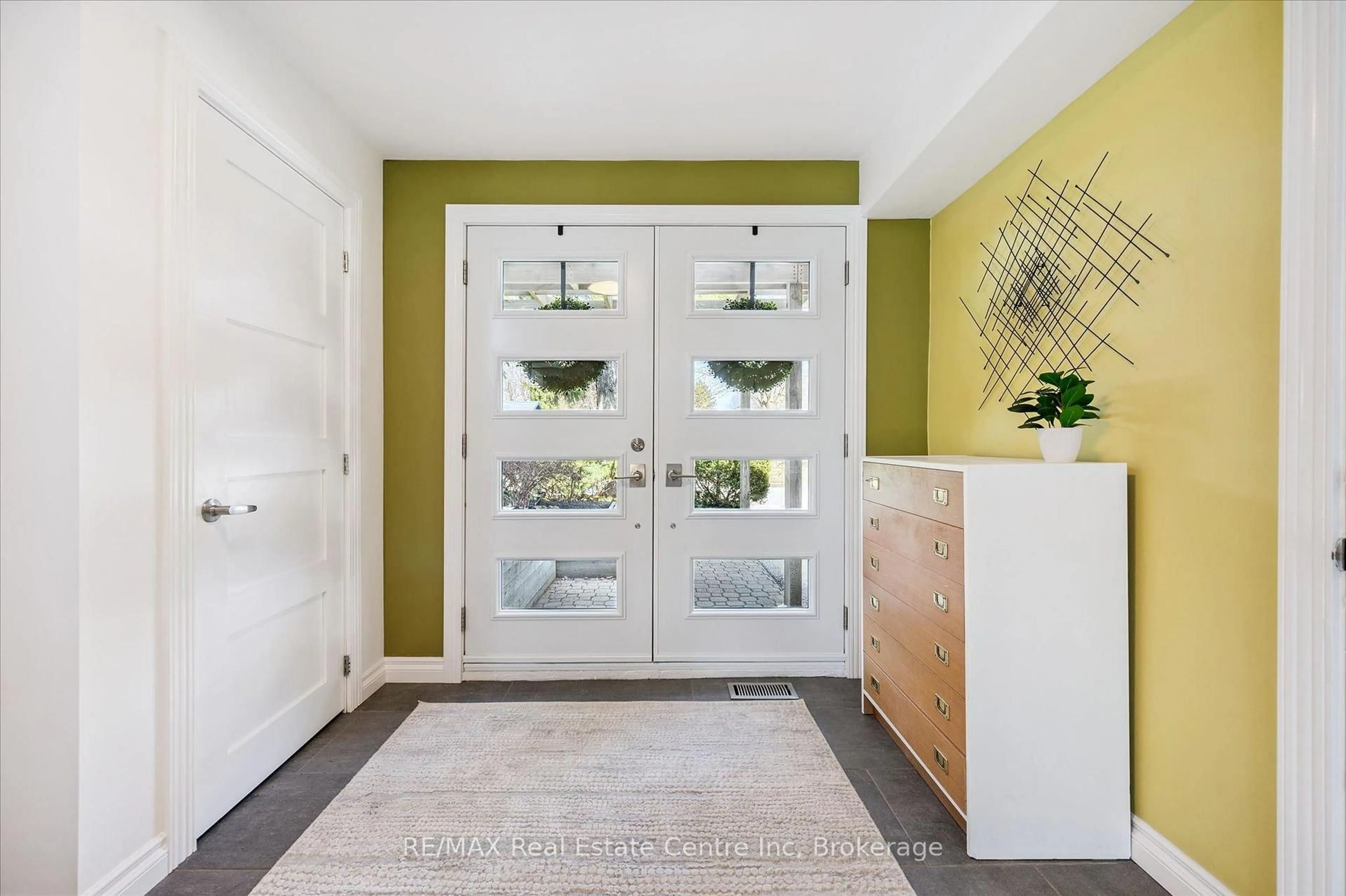 Indoor entryway for 67 SUNNYLEA Cres, Guelph Ontario N1E 1W3