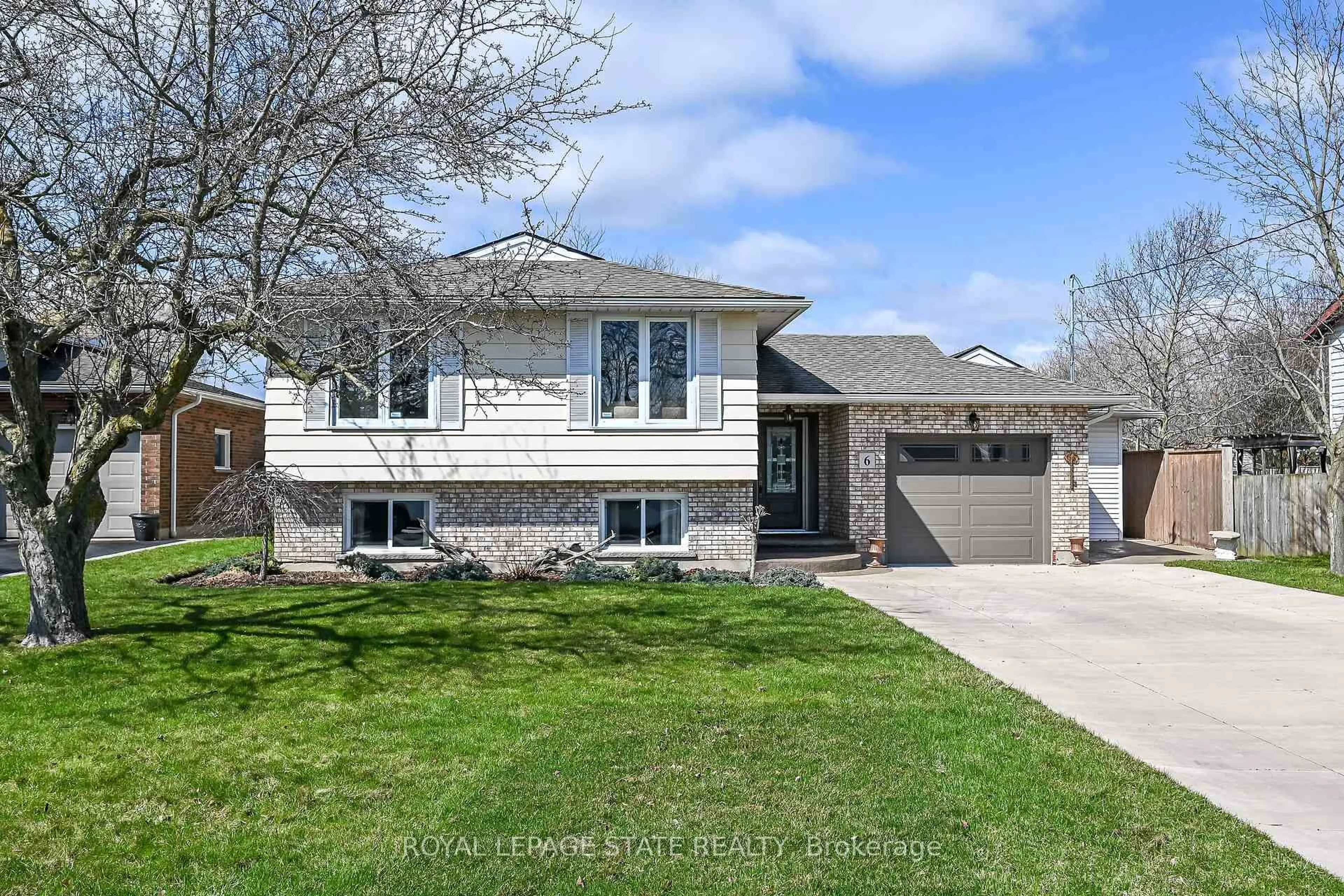 Home with vinyl exterior material, street for 6 Barbara St, West Lincoln Ontario L0R 2A0