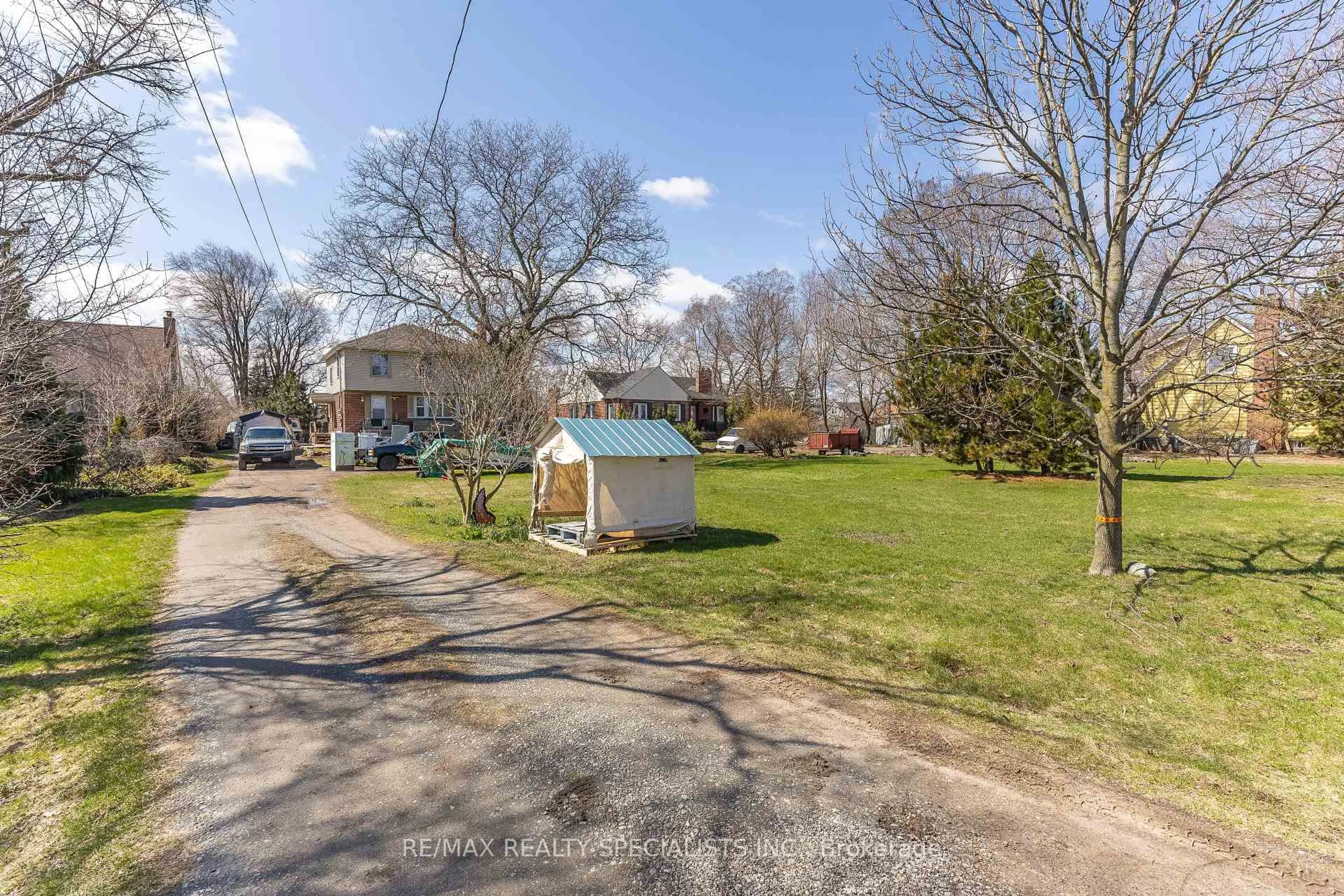A pic from outside/outdoor area/front of a property/back of a property/a pic from drone, street for 970 Concession St, Hamilton Ontario L8T 1A1