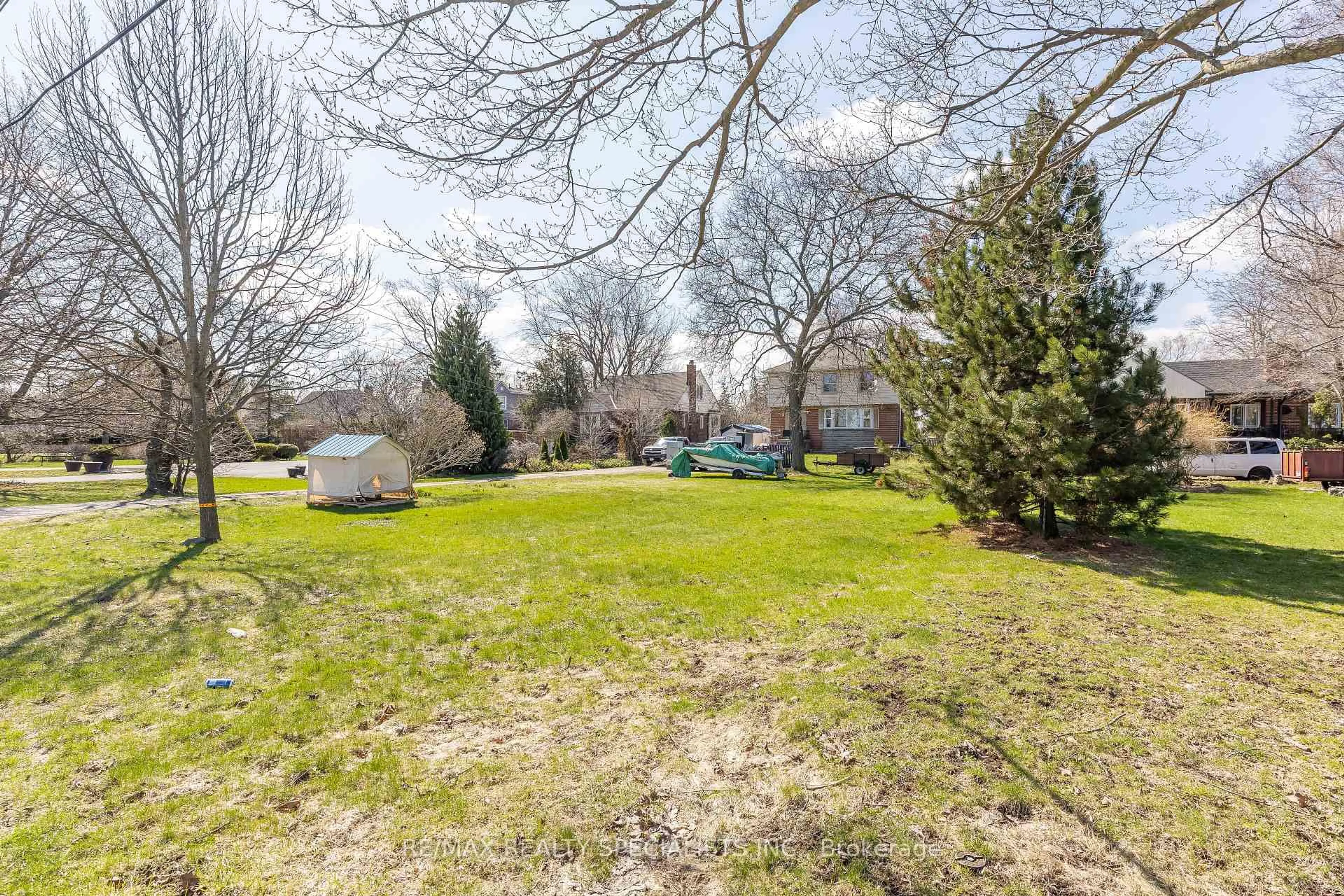 A pic from outside/outdoor area/front of a property/back of a property/a pic from drone, forest/trees view for 970 Concession St, Hamilton Ontario L8T 1A1