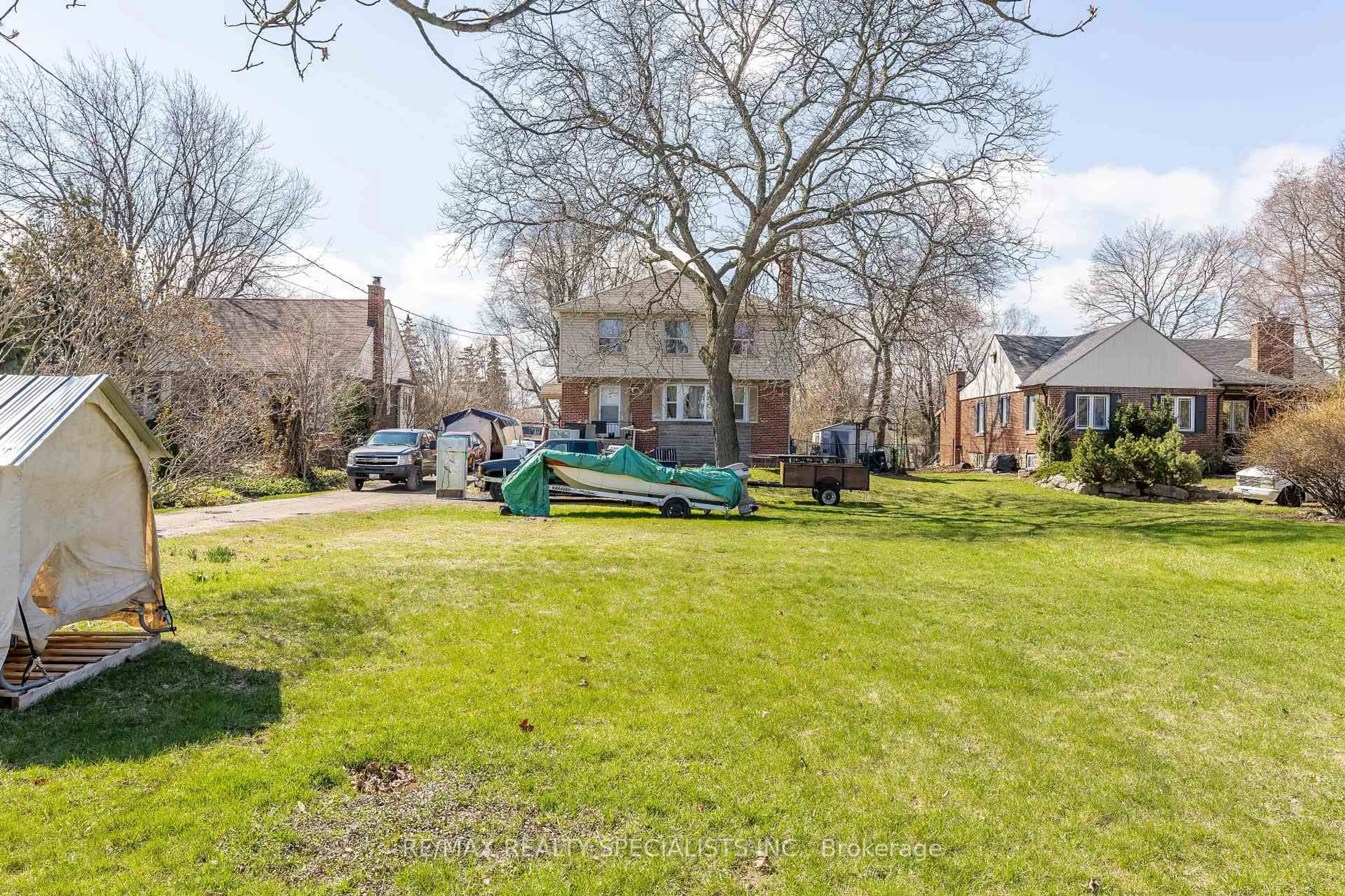 A pic from outside/outdoor area/front of a property/back of a property/a pic from drone, street for 970 Concession St, Hamilton Ontario L8T 1A1