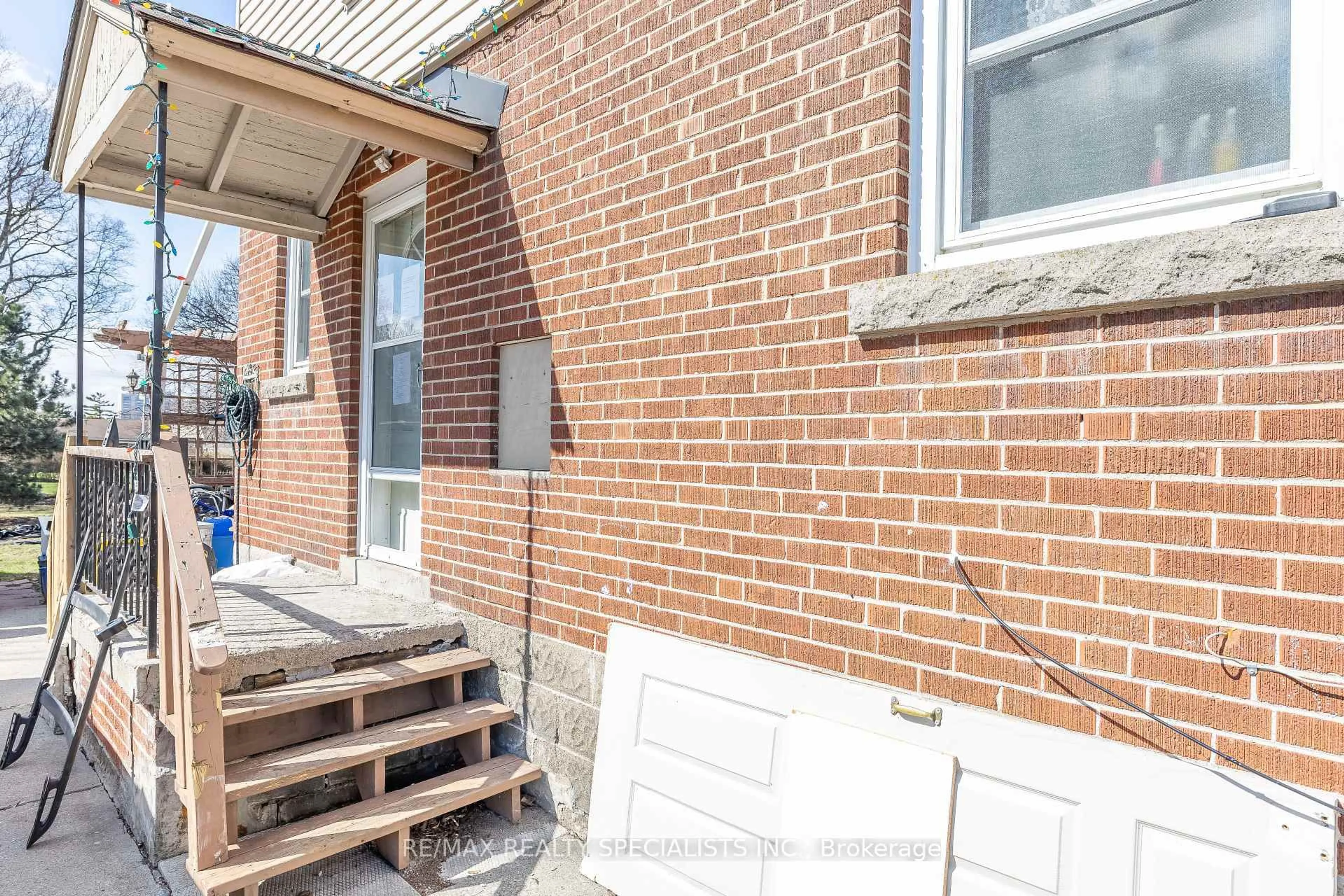 Home with brick exterior material, street for 970 Concession St, Hamilton Ontario L8T 1A1