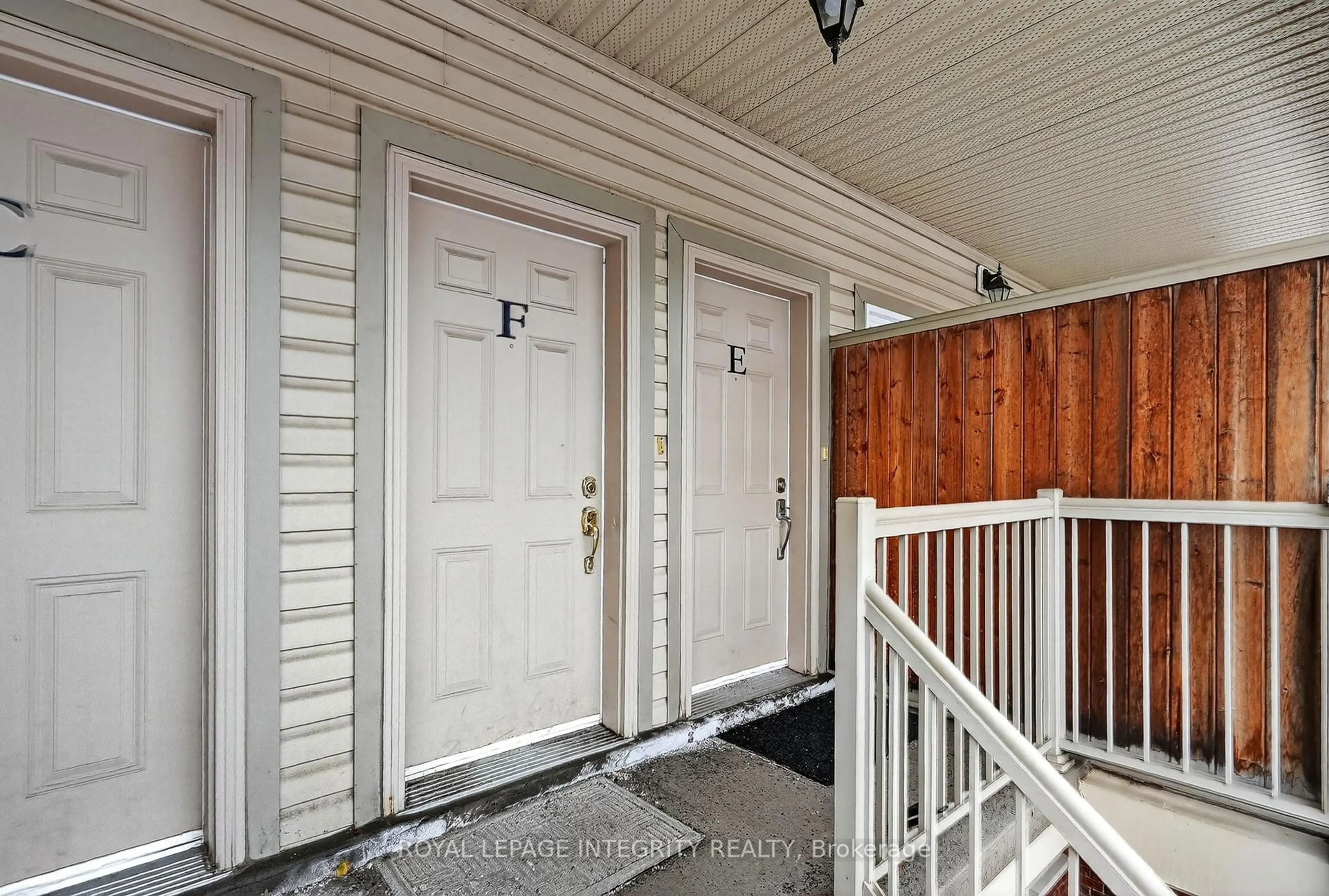Indoor entryway for 156 Waterbridge Dr #E, Ottawa Ontario K2G 7C6