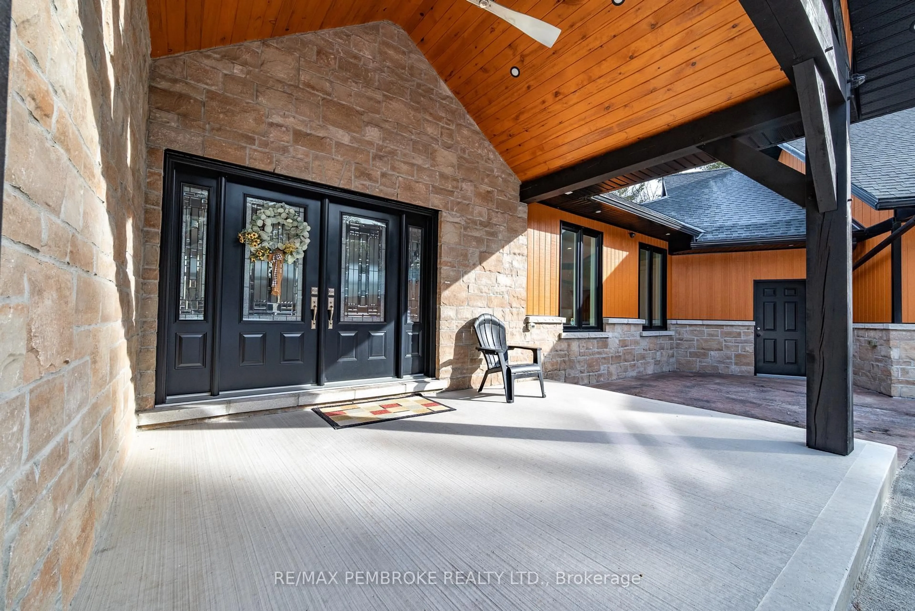 Indoor entryway for 1034 Rantz Rd, Petawawa Ontario K8H 2W8