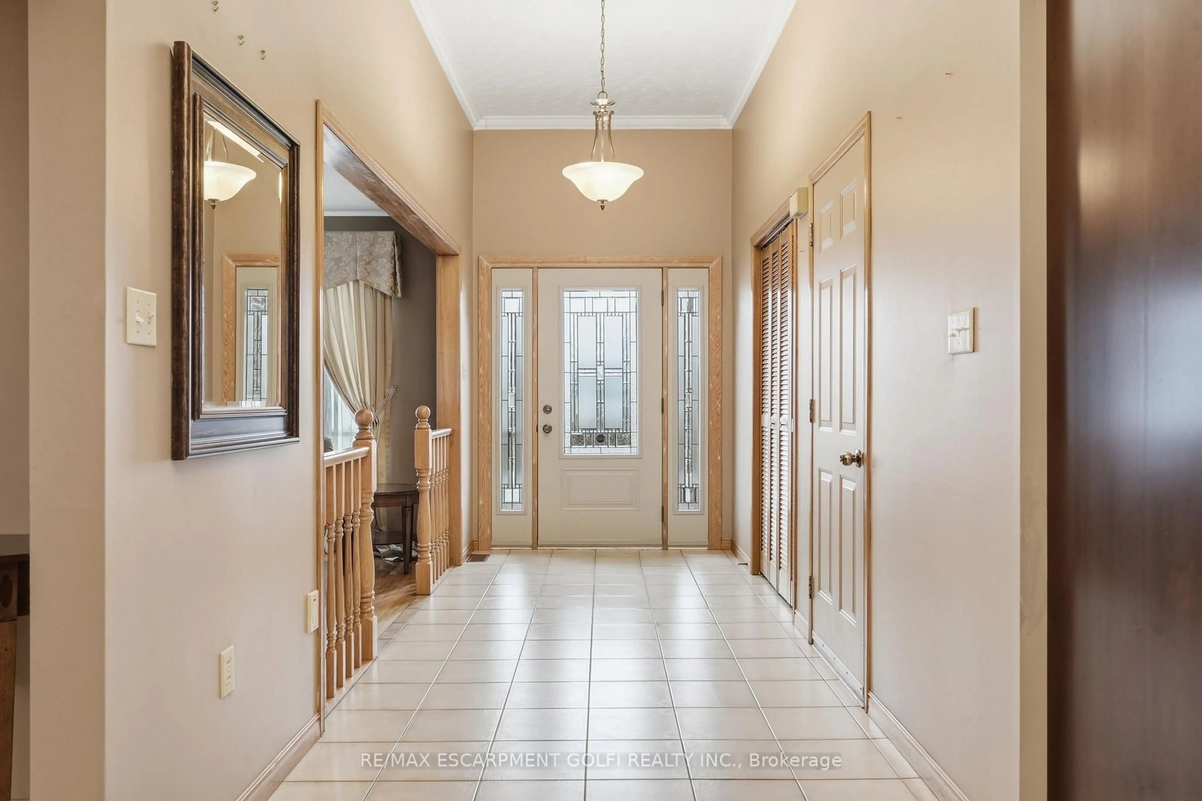 Indoor entryway for 783 Stone Church Rd, Hamilton Ontario L8W 1A9